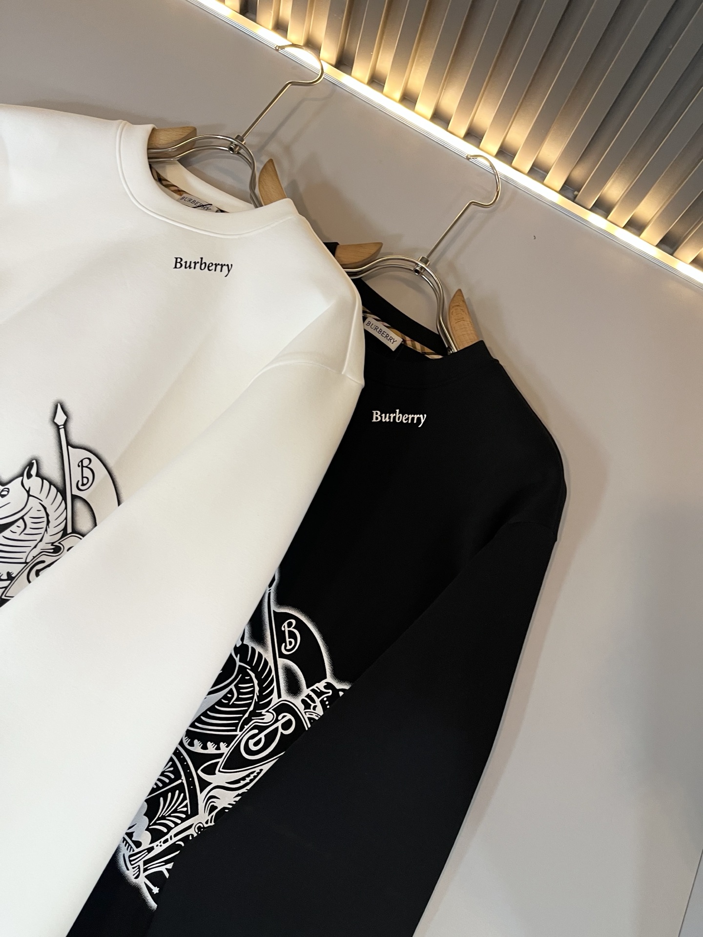 BURBER*Y巴*莉 2025秋冬新款男女同款👫基础休闲百搭棉质圆领卫衣，男女同款卫衣！贸易公司渠道稀