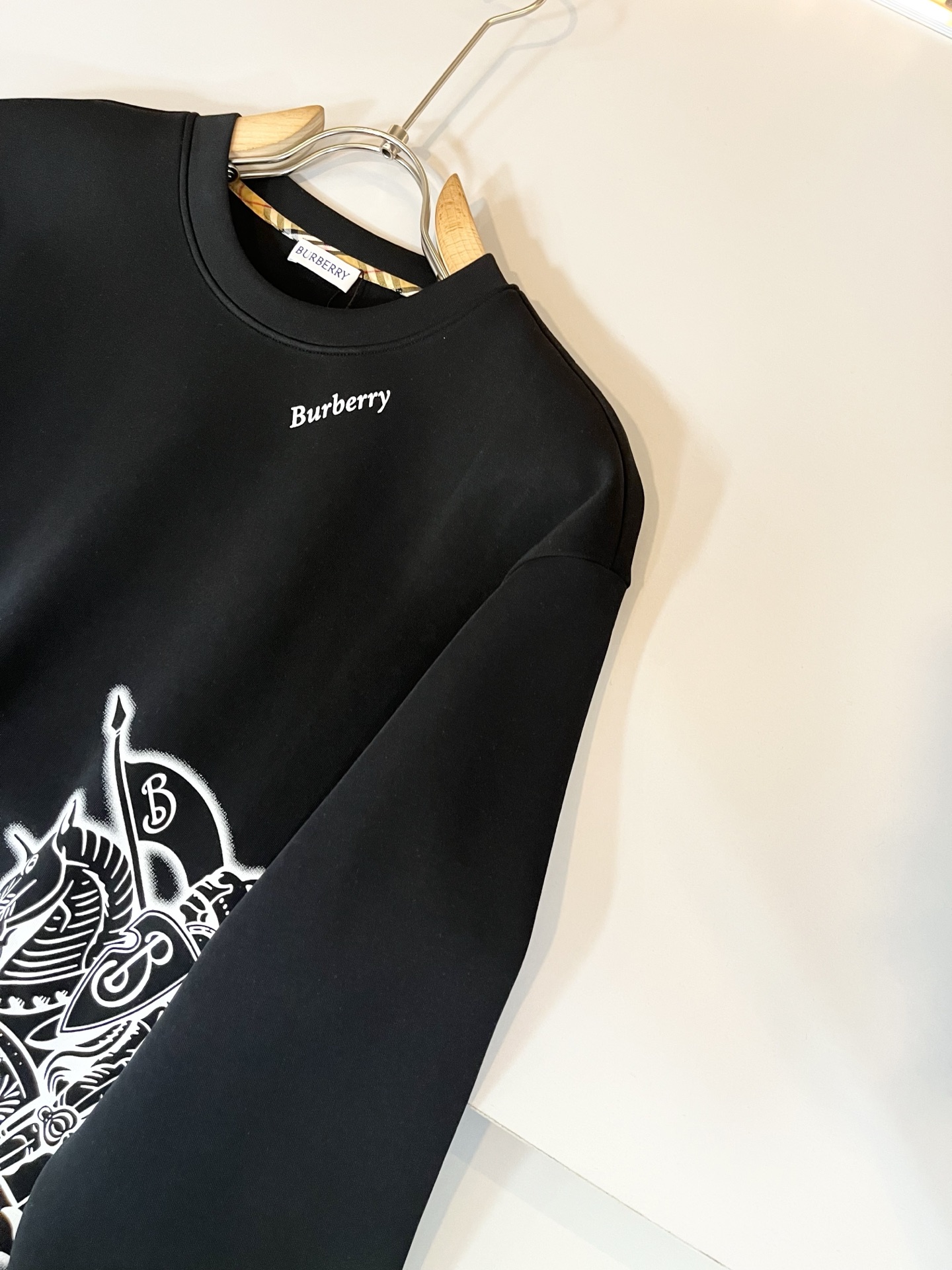 BURBER*Y巴*莉 2025秋冬新款男女同款👫基础休闲百搭棉质圆领卫衣，男女同款卫衣！贸易公司渠道稀