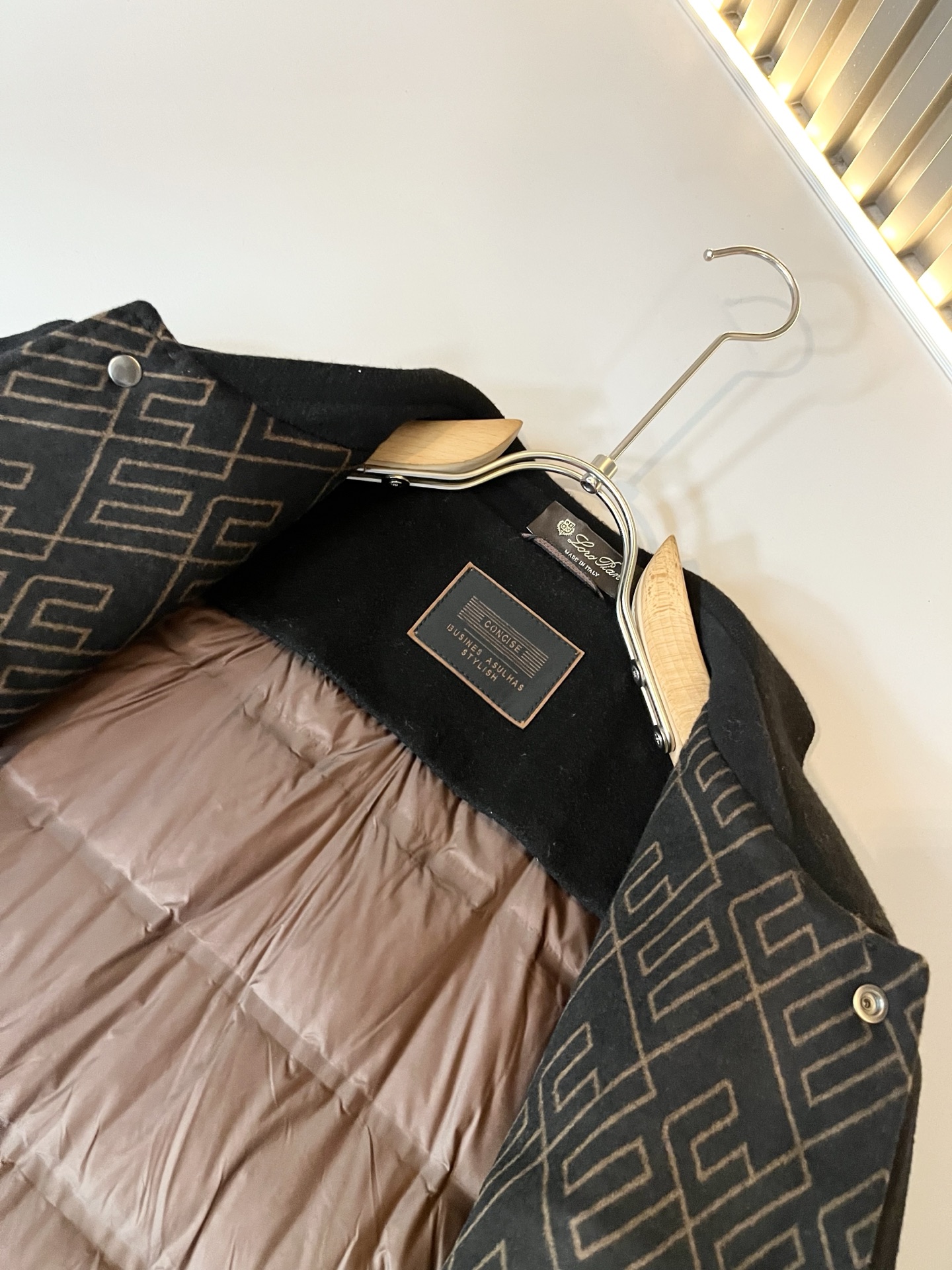 Loro Piana诺悠翩雅 2025秋冬新品男士休闲夹克外套，外贸公司订单！客供羊毛呢材质，胸前五金l