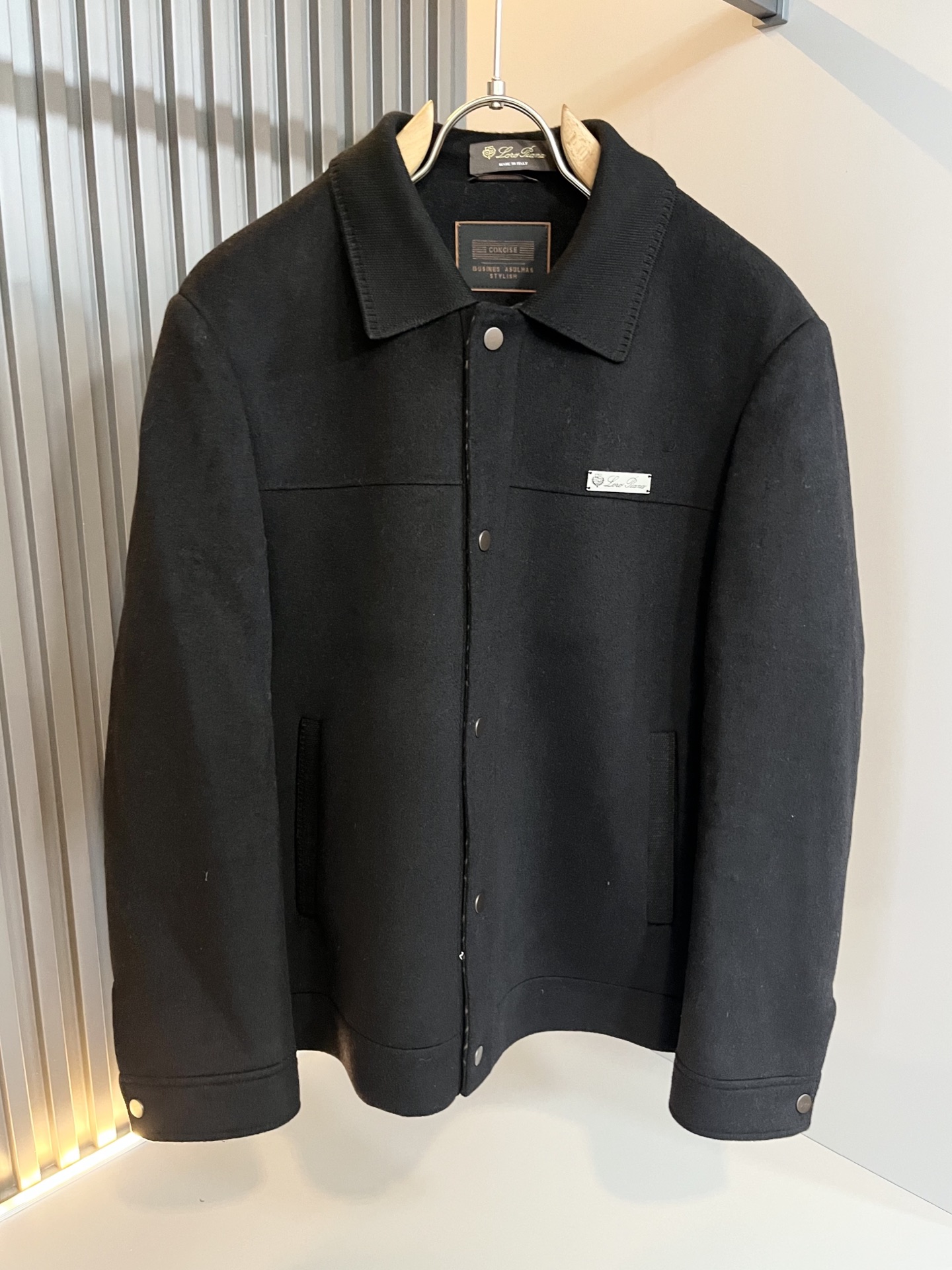 NO:596014,Loro Piana 2025 autumn and winter new men's casual jackets, orders from foreign trade companies!  Wool material supplied by customer, chest hardware logo design!  One of the classic proprietary fabrics!  The texture is light, soft and delicate to the touch, but the shape is straight and stylish!  It adopts a multi-layer structure and is windproof. The pockets are decorated with details, which is the ultimate luxury... Perfect interpretation of high-quality appearance. Customized original hardware is provided!  Size M-4XL,,loro piana,jackets & coats,jackets & coats,alexander wang19860909Loro Piana诺悠翩雅 2025秋冬新品男士休闲夹克外套,外贸公司订单！客供羊毛呢材质,胸前五金logo设计！经典的专有织物之一！ 质地轻盈、触感又柔软细腻、但型态又笔挺有型！ 采用多层结构、具备防风性能. 口袋饰有细节、奢华极致… 完美演绎高品质品相.客供定制原版五金！尺码M-4XL,,loro piana,jackets & coats,jackets & coats,alexander wang,Men's clothing