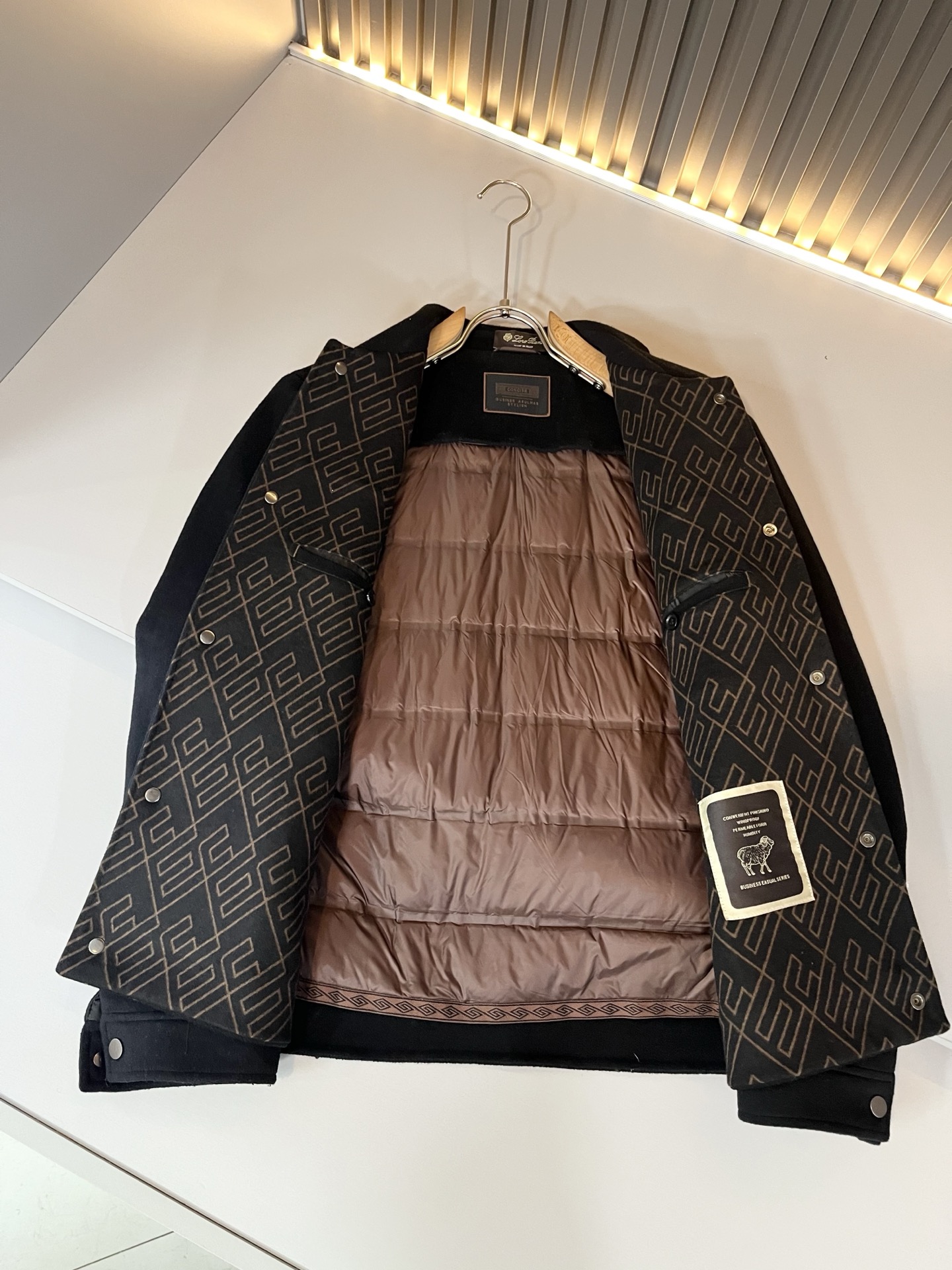 Loro Piana诺悠翩雅 2025秋冬新品男士休闲夹克外套，外贸公司订单！客供羊毛呢材质，胸前五金l