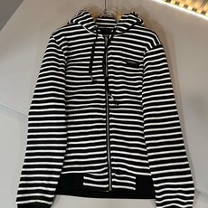 Giv*chy/纪*希2025秋冬新款男女同款👫连帽卫衣,主创时尚注入了全新时尚能量。通过探索各种题材和 Giv*chy/纪*希2025秋冬新款男女同款👫连帽卫衣,主创时尚注入了全新时尚能量。通过探索各种题材和