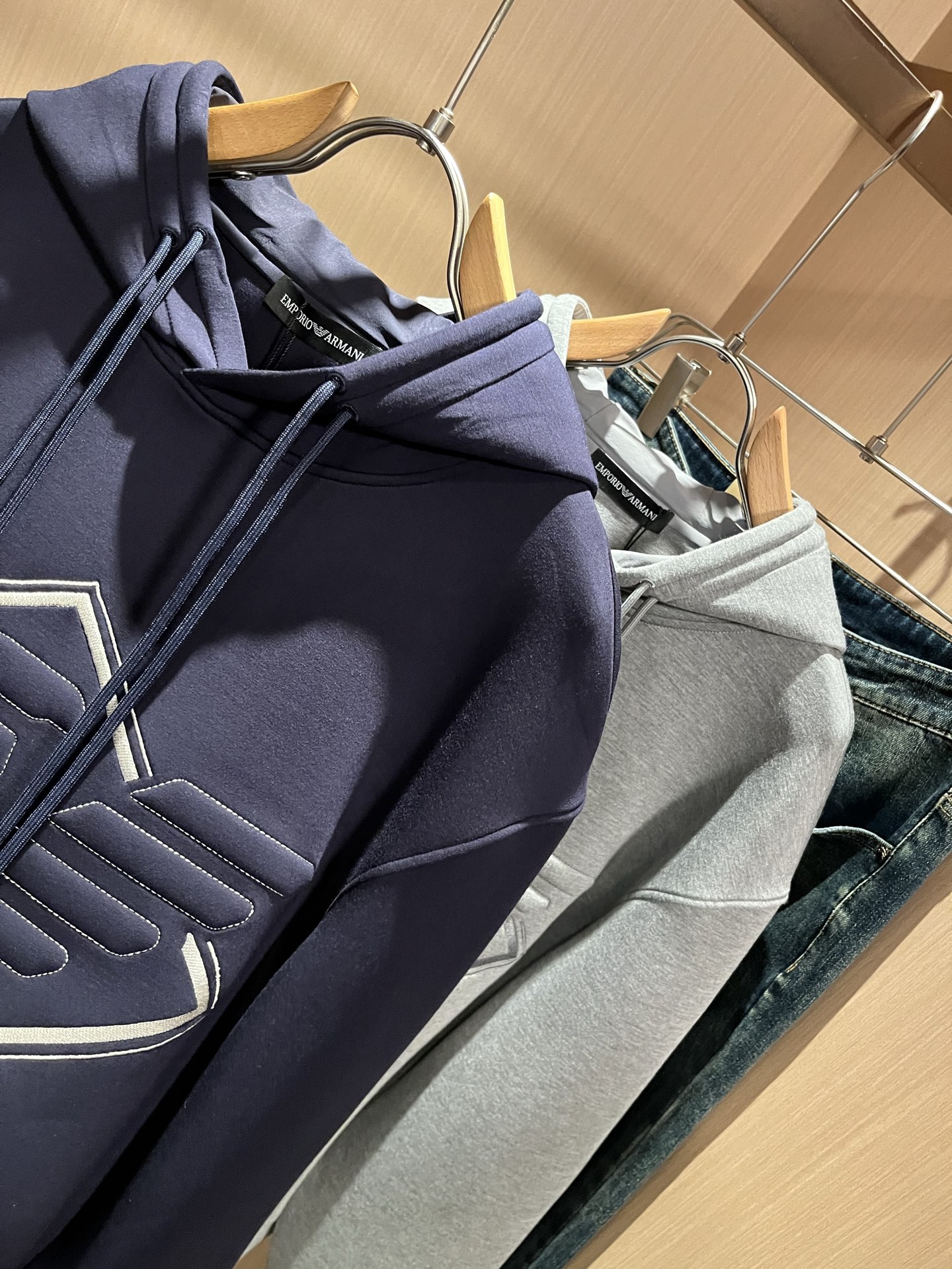 Arman阿*尼2025秋冬新款男士休闲长袖连帽卫衣，原单代工厂订单，标志logo图案压胶刺绣设计！简洁