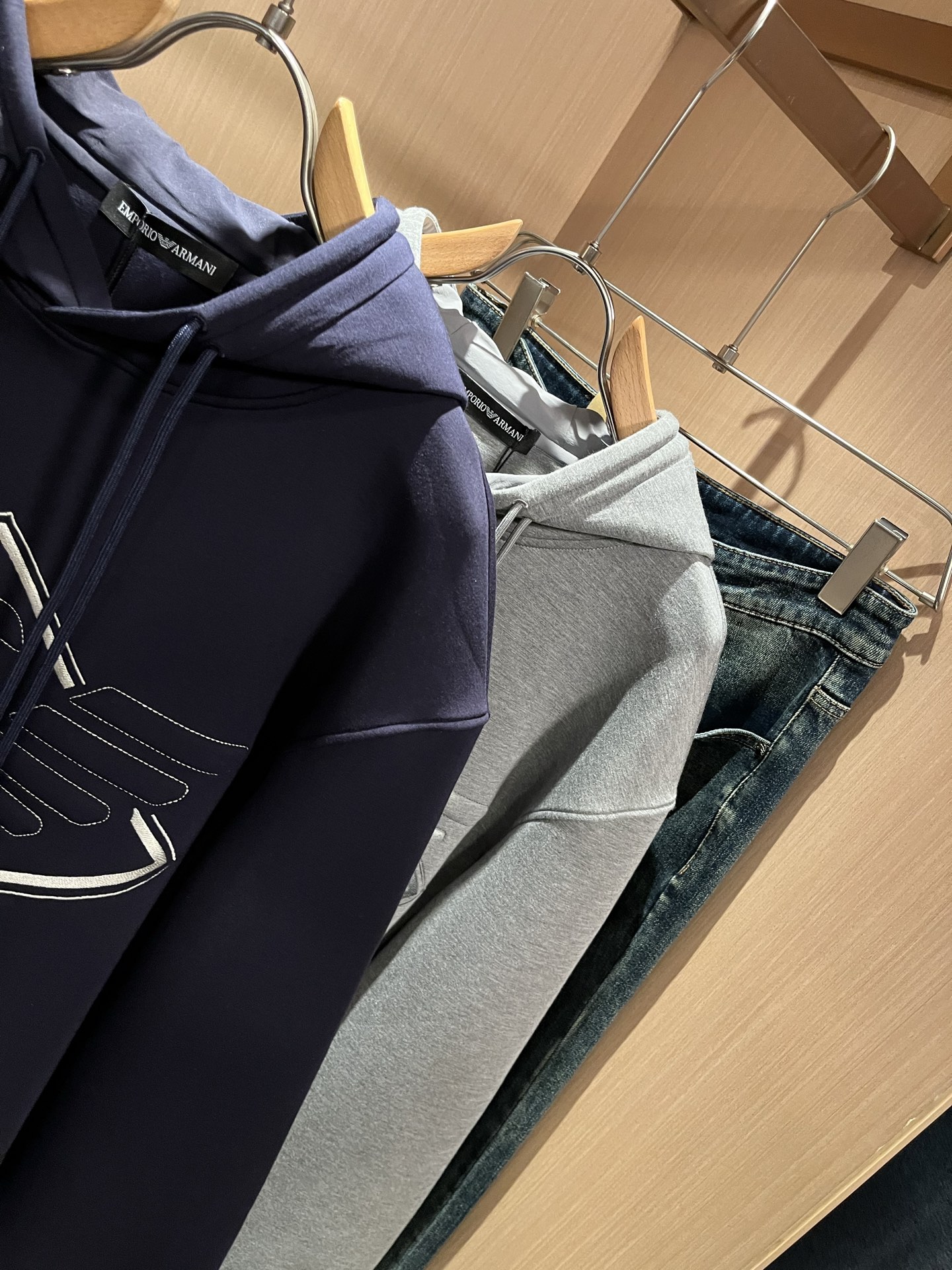 Arman阿*尼2025秋冬新款男士休闲长袖连帽卫衣，原单代工厂订单，标志logo图案压胶刺绣设计！简洁