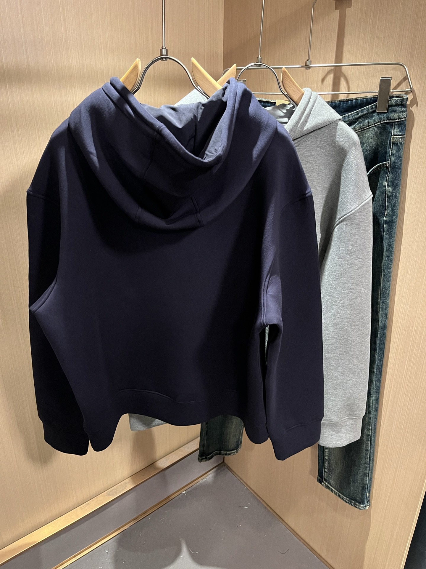 Arman阿*尼2025秋冬新款男士休闲长袖连帽卫衣，原单代工厂订单，标志logo图案压胶刺绣设计！简洁