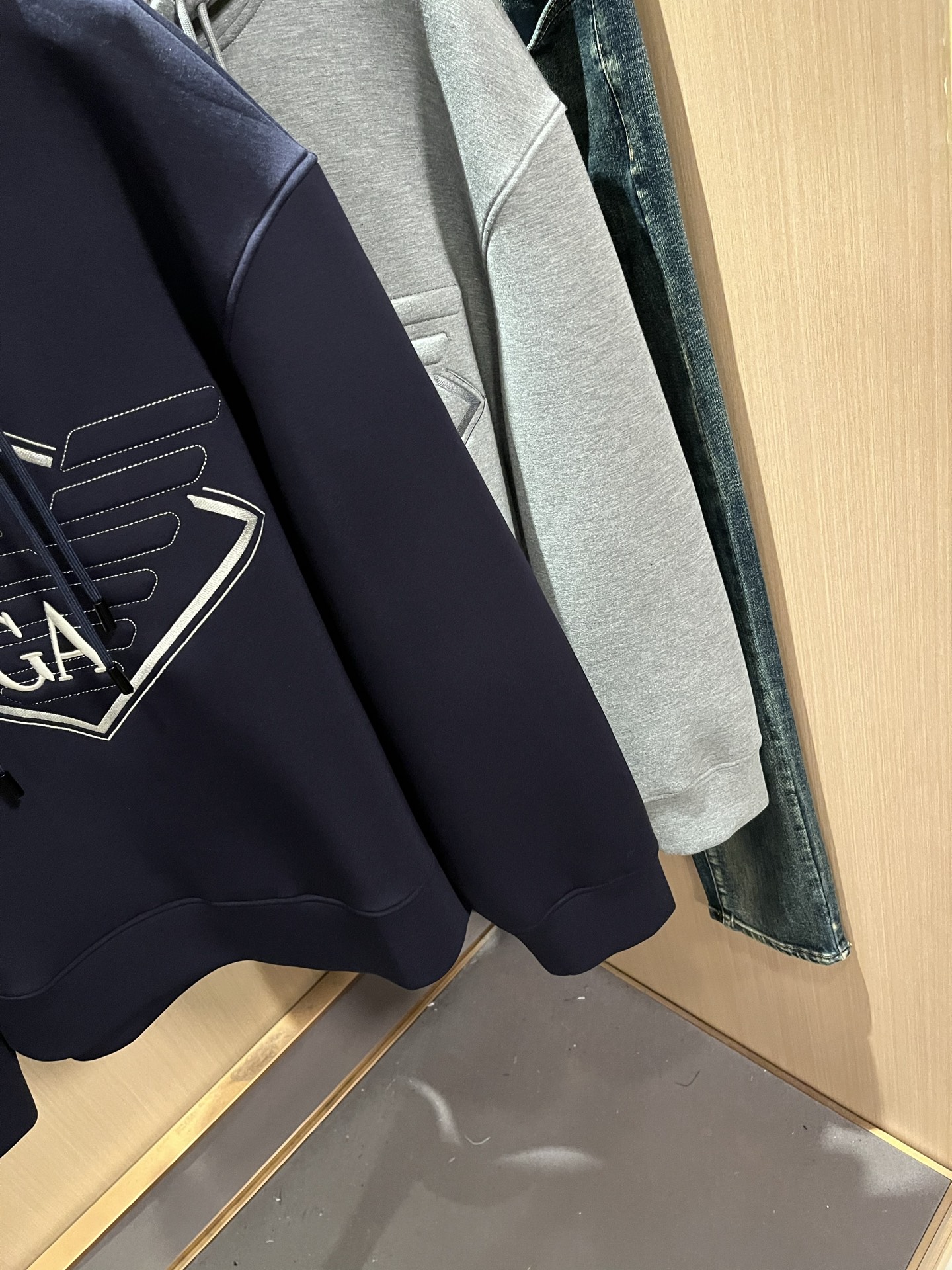 Arman阿*尼2025秋冬新款男士休闲长袖连帽卫衣，原单代工厂订单，标志logo图案压胶刺绣设计！简洁