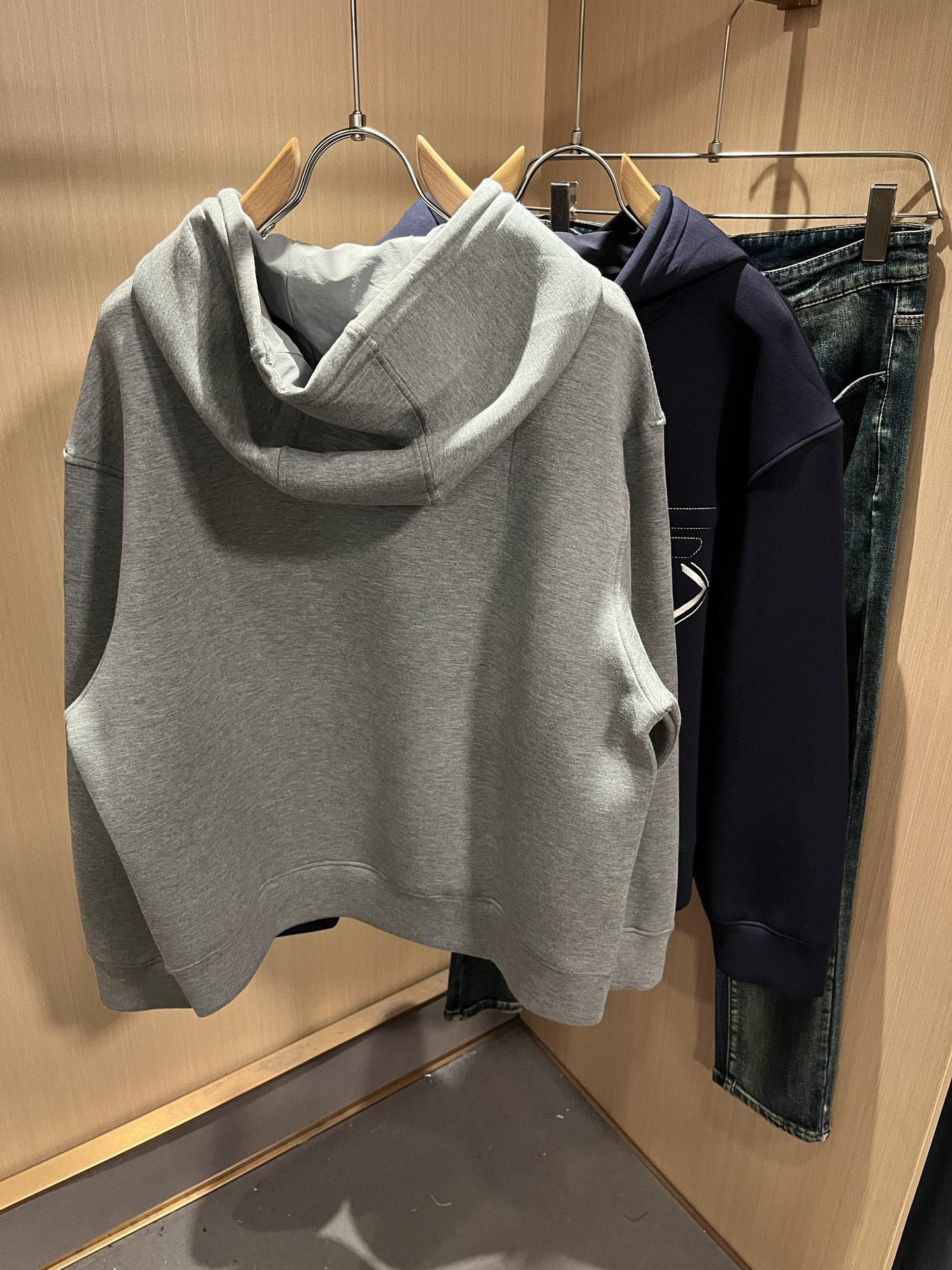 Arman阿*尼2025秋冬新款男士休闲长袖连帽卫衣，原单代工厂订单，标志logo图案压胶刺绣设计！简洁