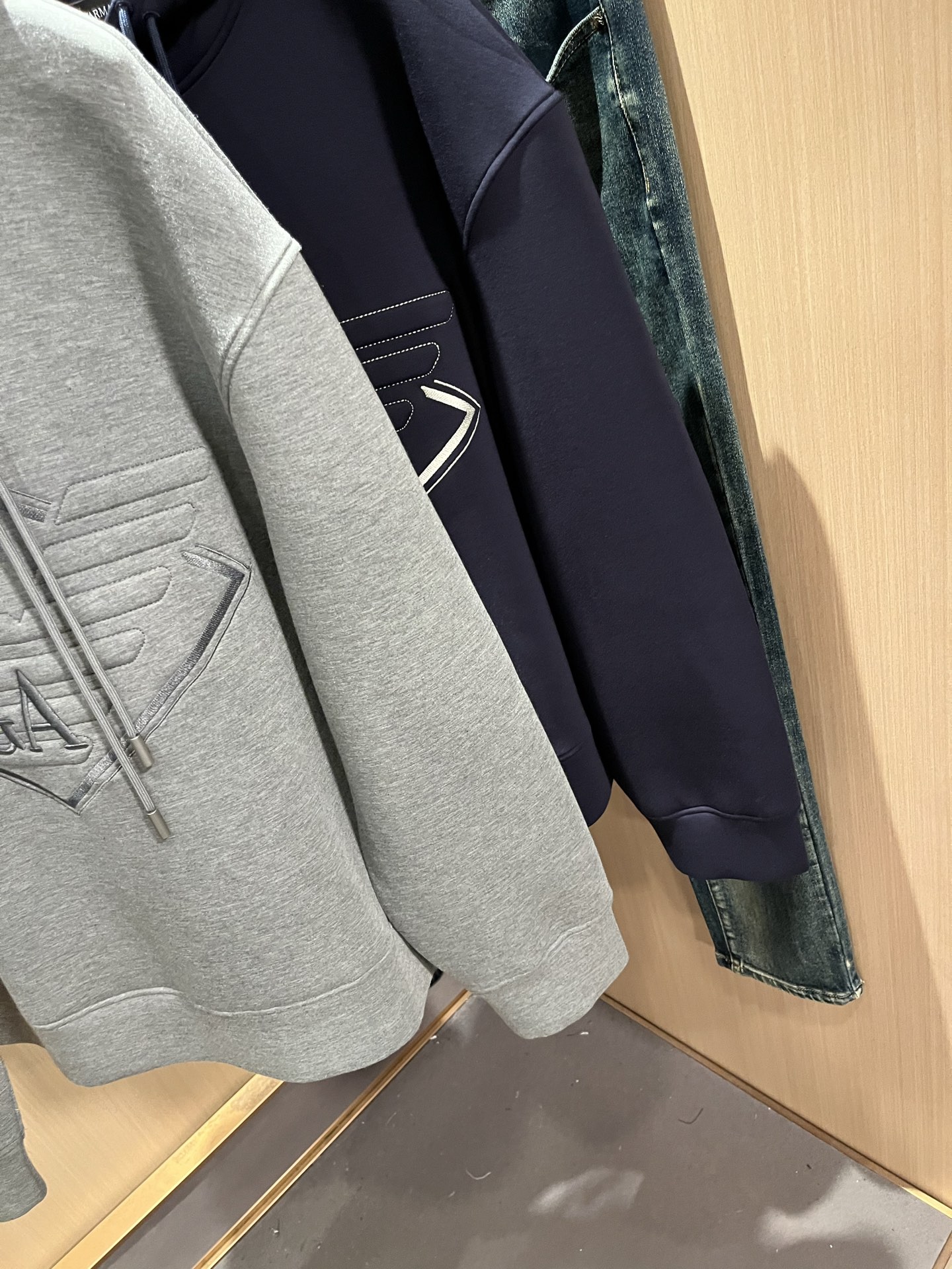 Arman阿*尼2025秋冬新款男士休闲长袖连帽卫衣，原单代工厂订单，标志logo图案压胶刺绣设计！简洁