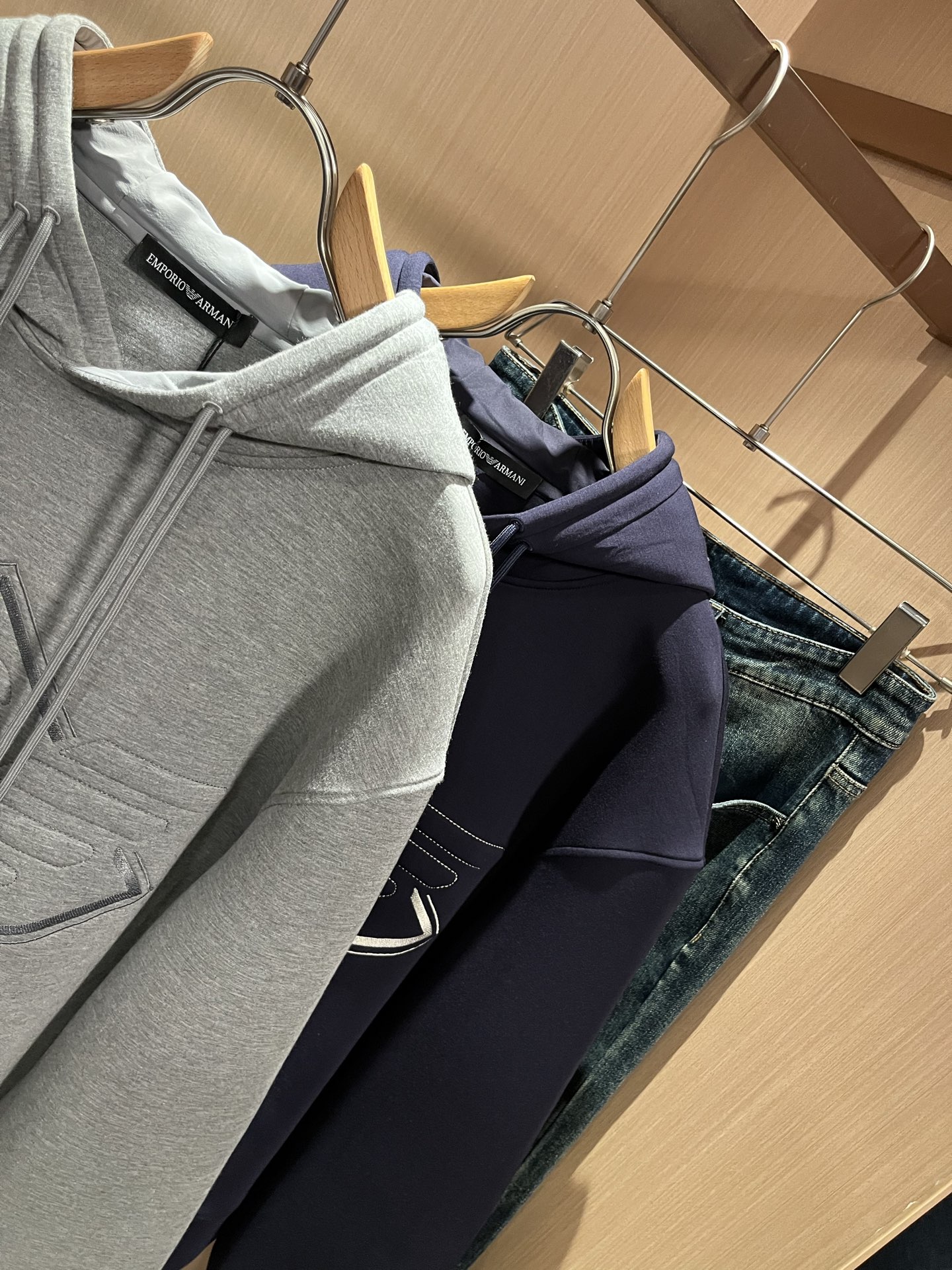 Arman阿*尼2025秋冬新款男士休闲长袖连帽卫衣，原单代工厂订单，标志logo图案压胶刺绣设计！简洁