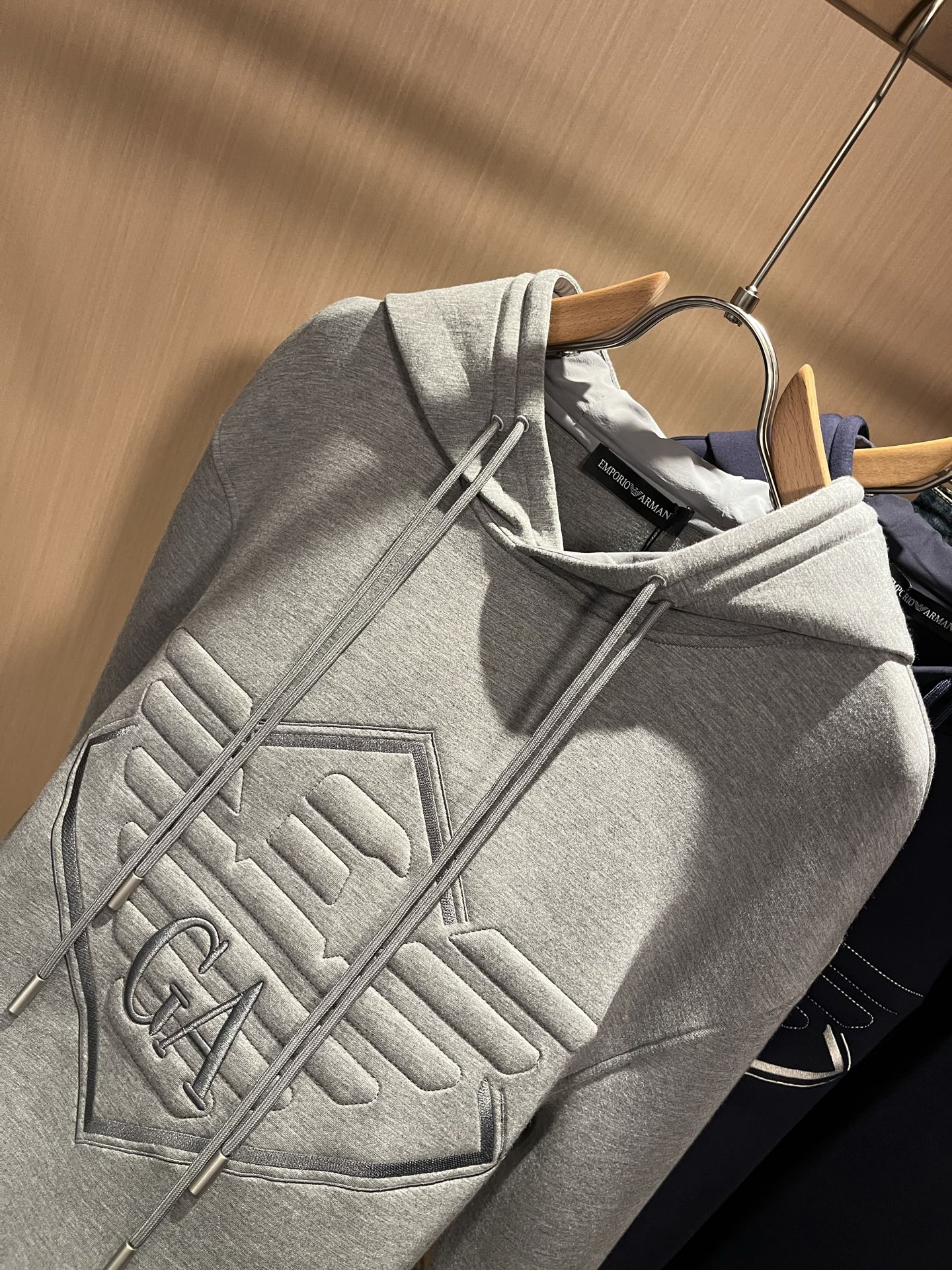 Arman阿*尼2025秋冬新款男士休闲长袖连帽卫衣，原单代工厂订单，标志logo图案压胶刺绣设计！简洁