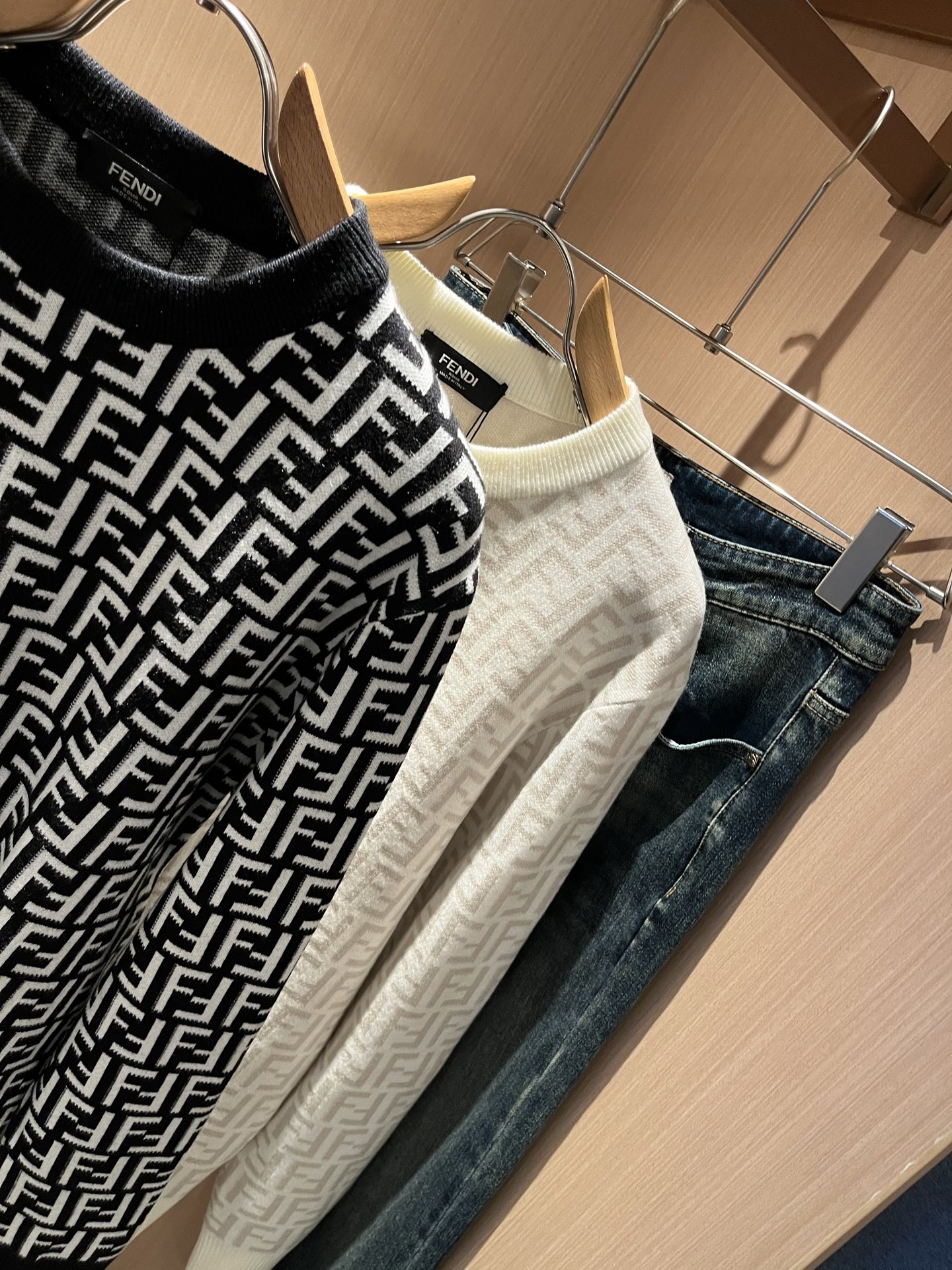 FEN*I 芬*迪 2025秋冬新款FD家族男女同款针织羊毛衫，男女同款👫百搭。意大利原厂订单，FD家族