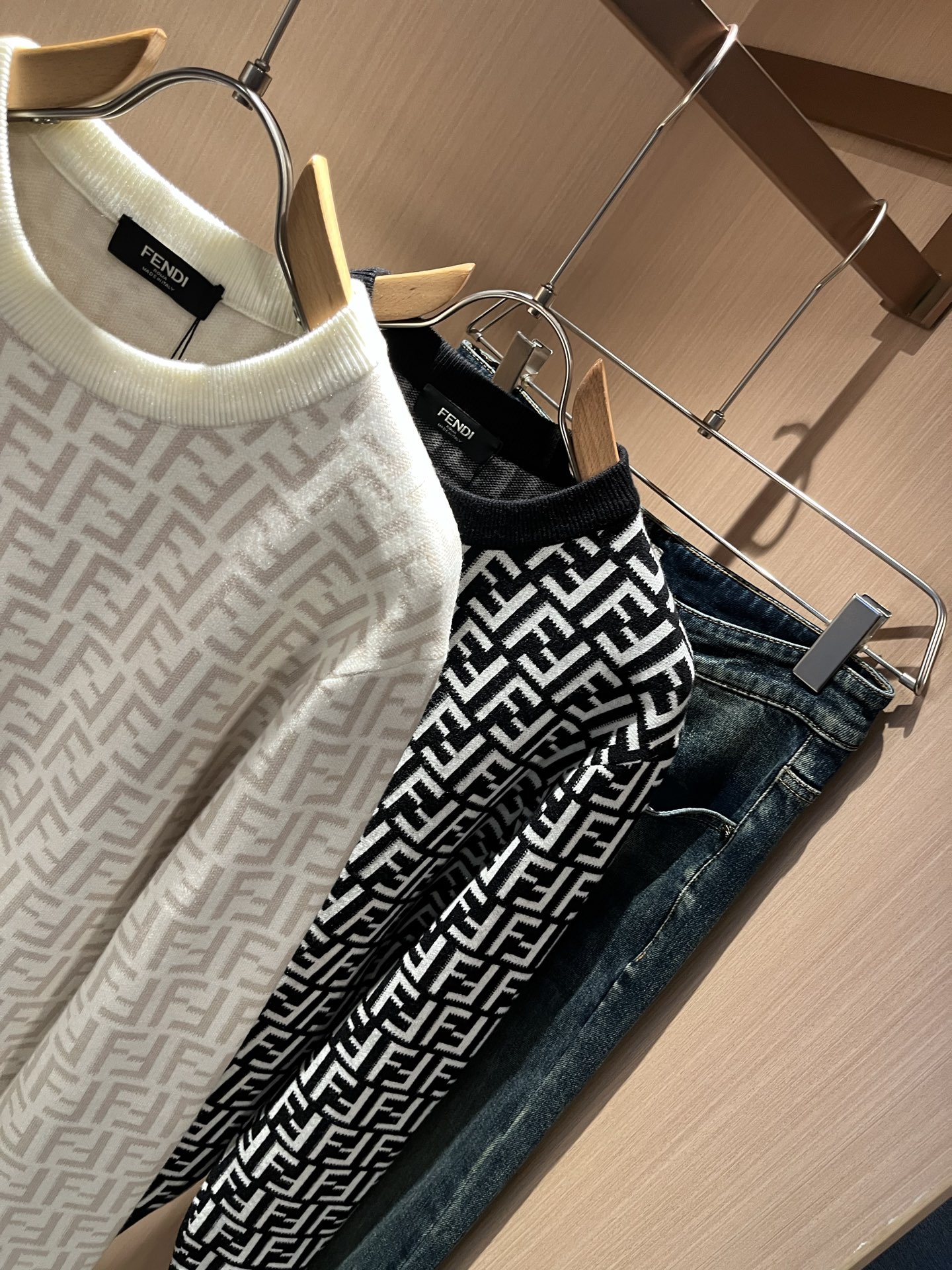 FEN*I 芬*迪 2025秋冬新款FD家族男女同款针织羊毛衫，男女同款👫百搭。意大利原厂订单，FD家族