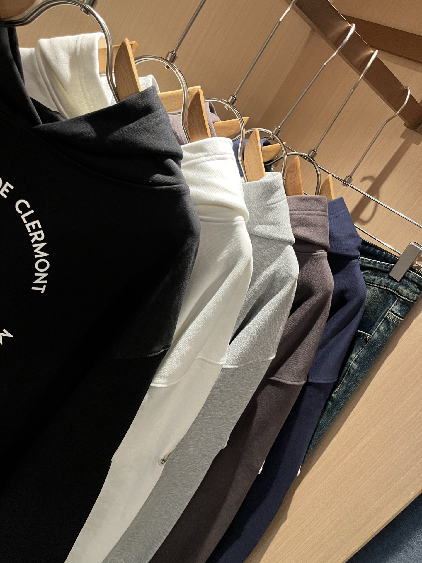 Moncl*r蒙*口2025秋冬男女同款情侣款👫最新的贸易订单长袖连帽卫衣，全品相！！网红款！工艺采用图