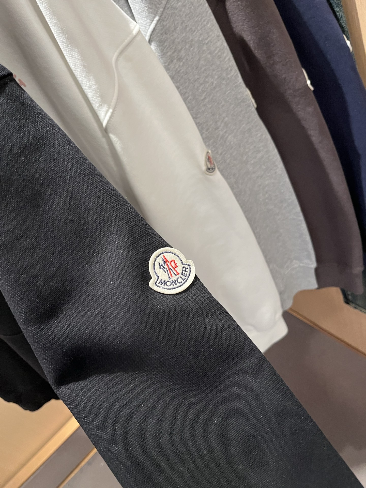 Moncl*r蒙*口2025秋冬男女同款情侣款👫最新的贸易订单长袖连帽卫衣，全品相！！网红款！工艺采用图