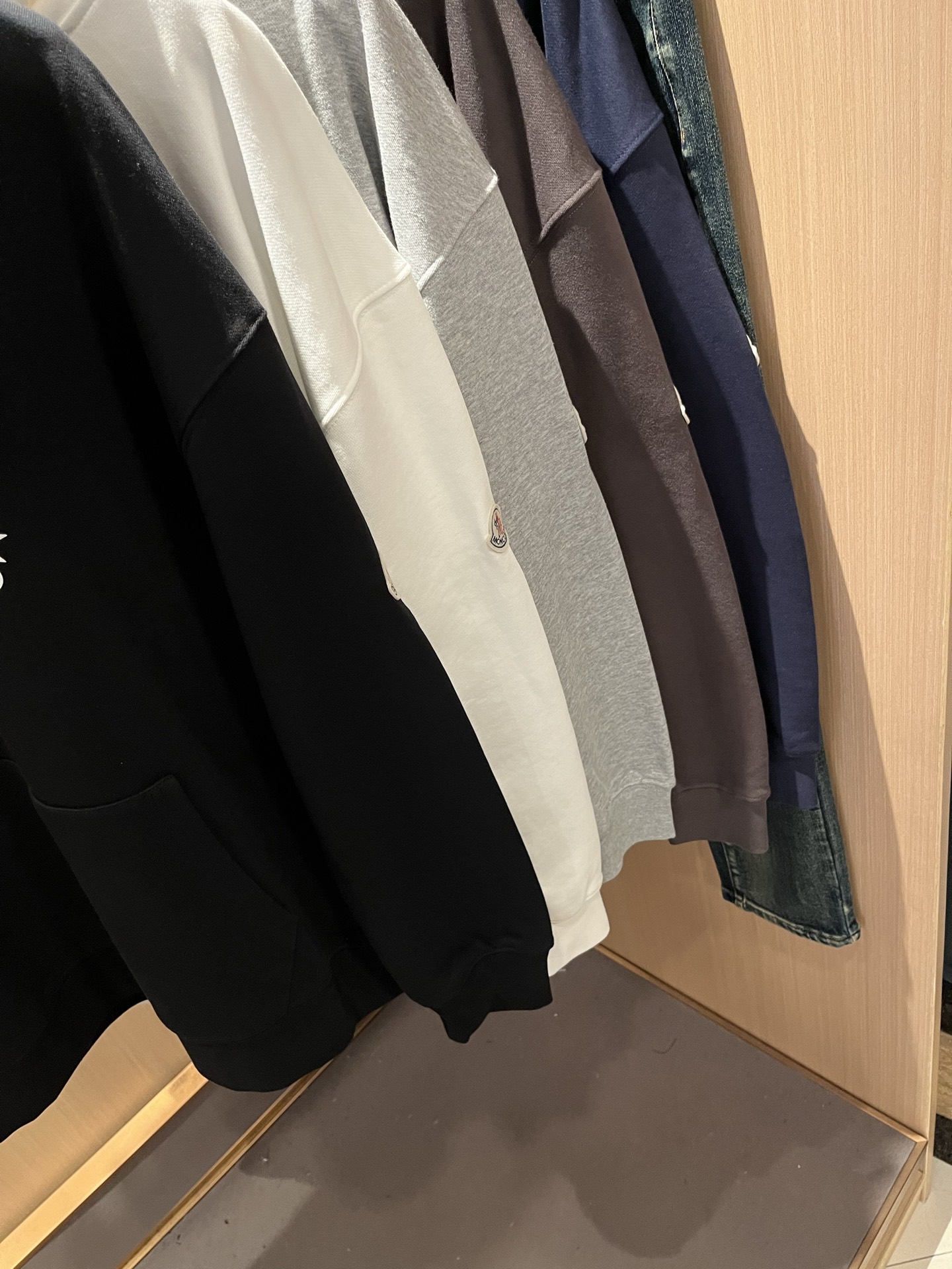 Moncl*r蒙*口2025秋冬男女同款情侣款👫最新的贸易订单长袖连帽卫衣，全品相！！网红款！工艺采用图