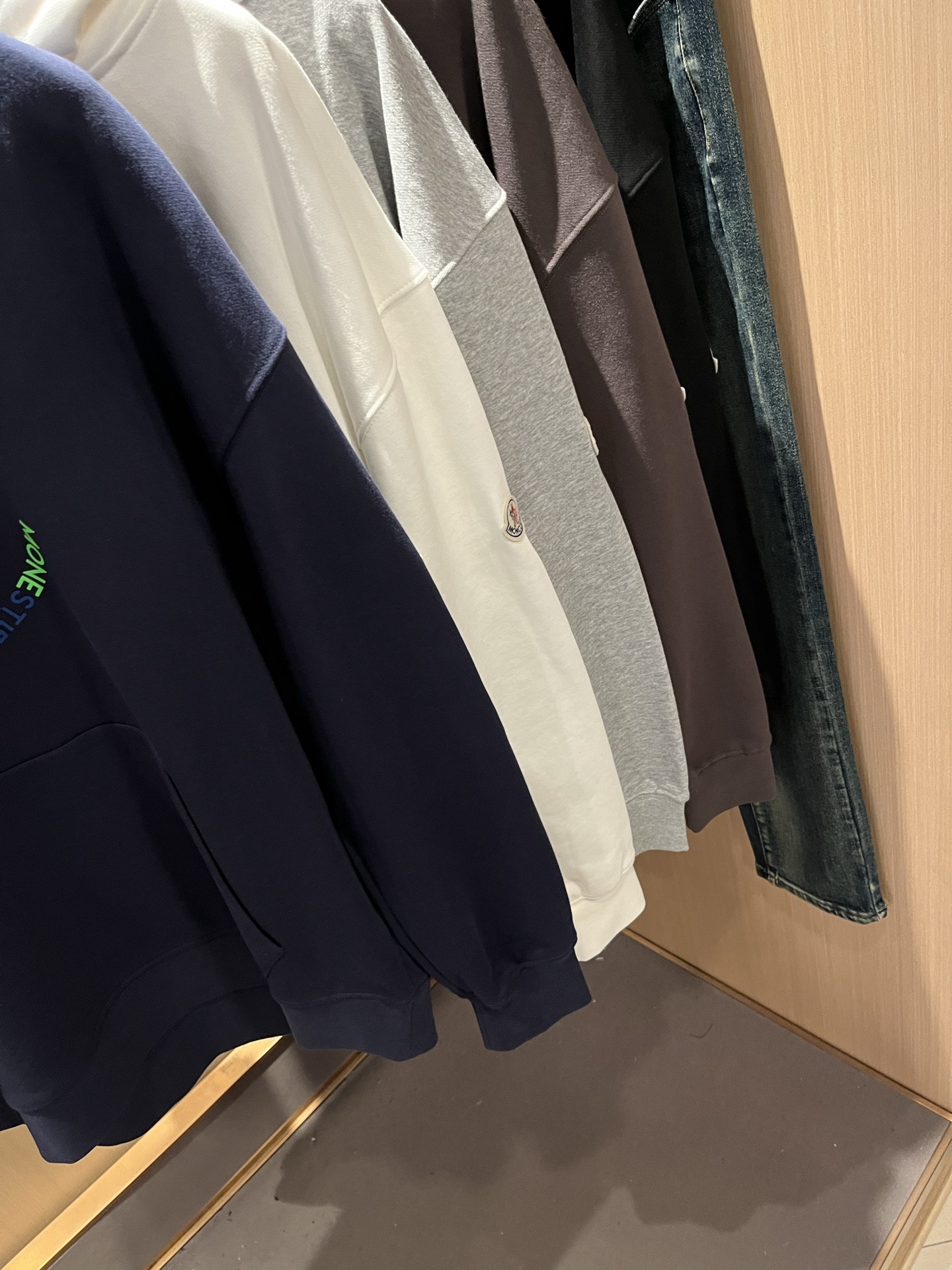 Moncl*r蒙*口2025秋冬男女同款情侣款👫最新的贸易订单长袖连帽卫衣，全品相！！网红款！工艺采用图