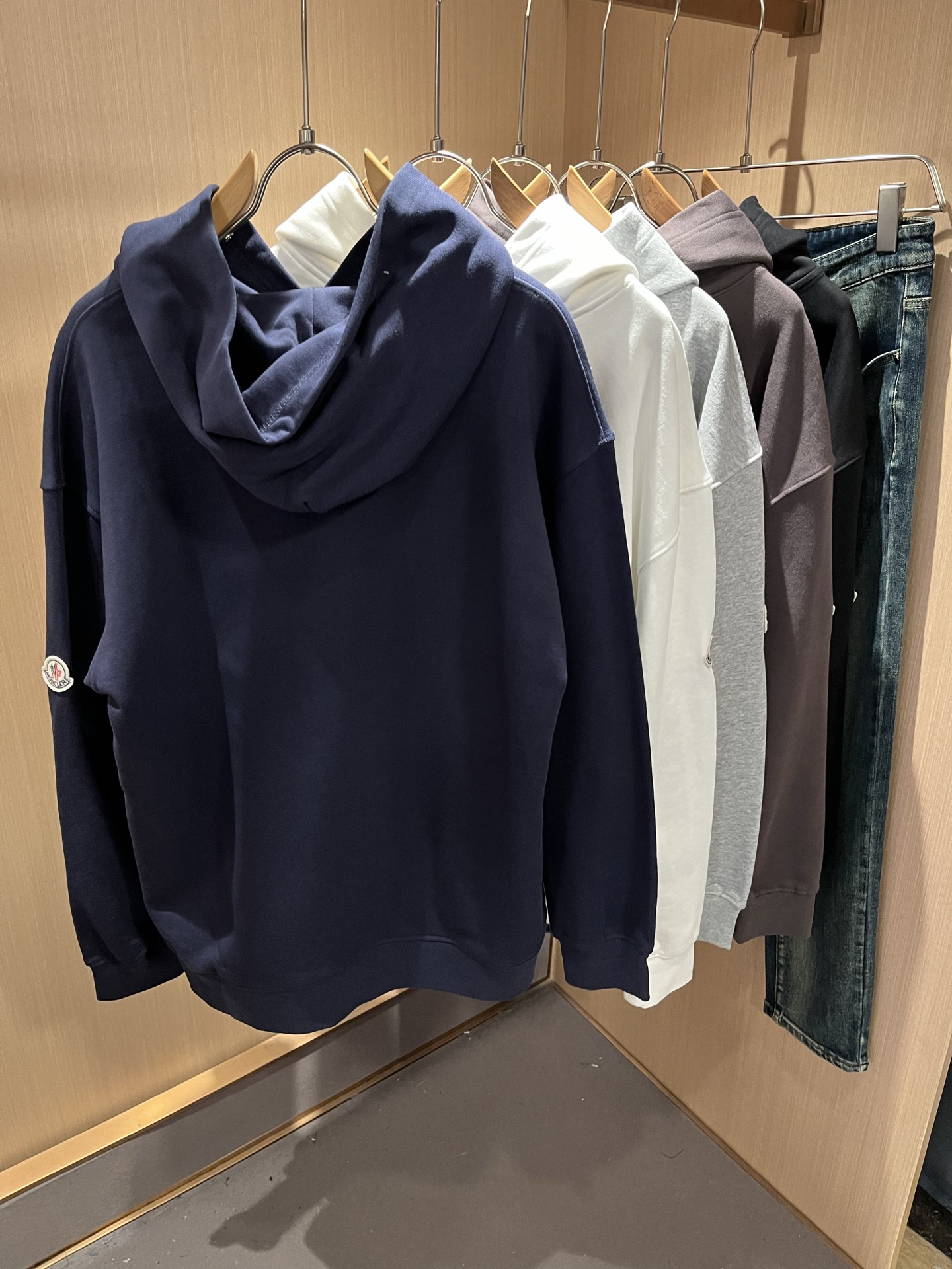 Moncl*r蒙*口2025秋冬男女同款情侣款👫最新的贸易订单长袖连帽卫衣，全品相！！网红款！工艺采用图