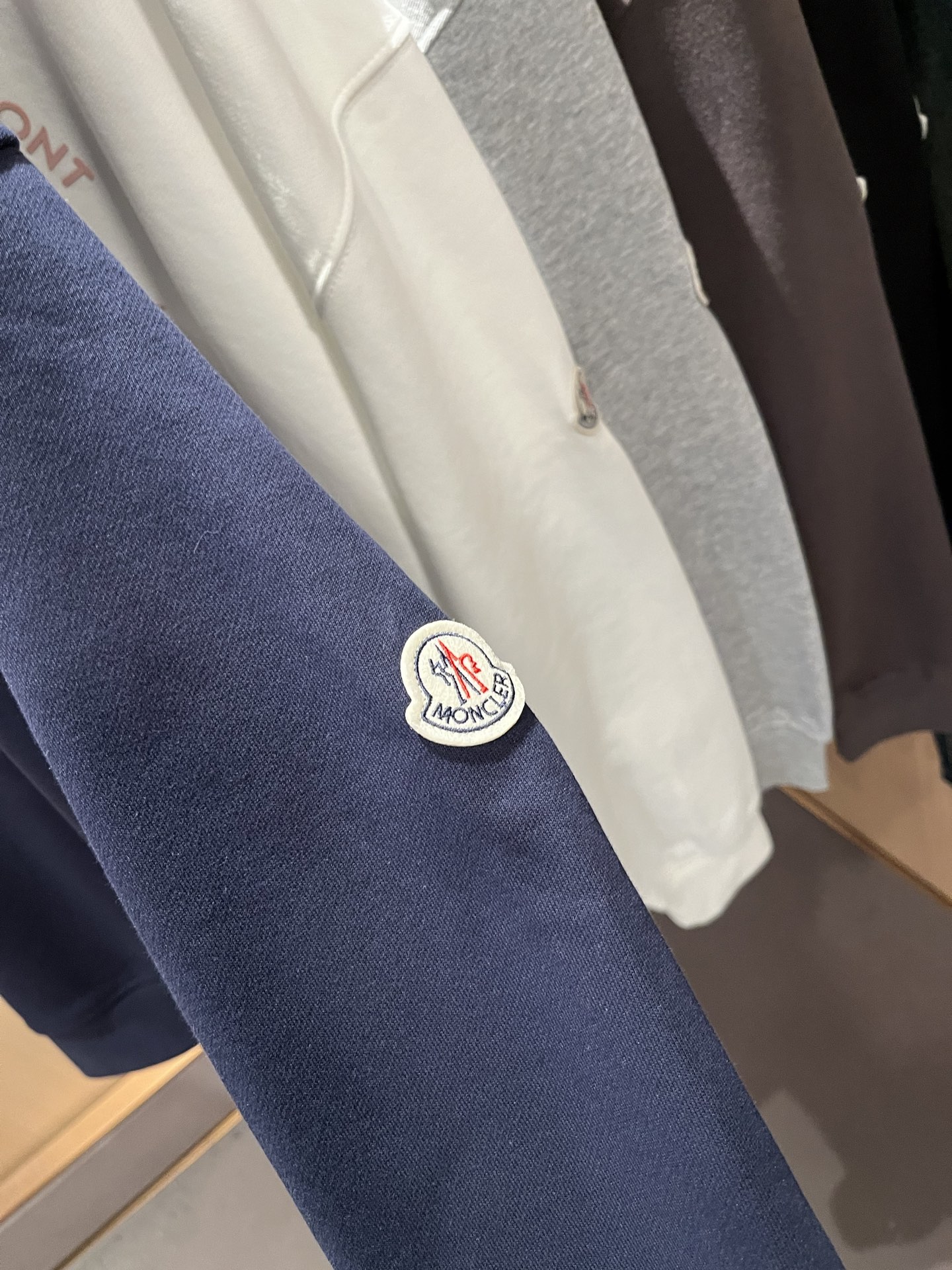 Moncl*r蒙*口2025秋冬男女同款情侣款👫最新的贸易订单长袖连帽卫衣，全品相！！网红款！工艺采用图