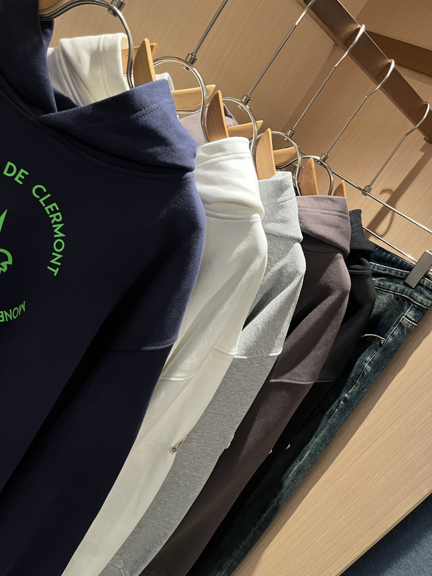 Moncl*r蒙*口2025秋冬男女同款情侣款👫最新的贸易订单长袖连帽卫衣，全品相！！网红款！工艺采用图