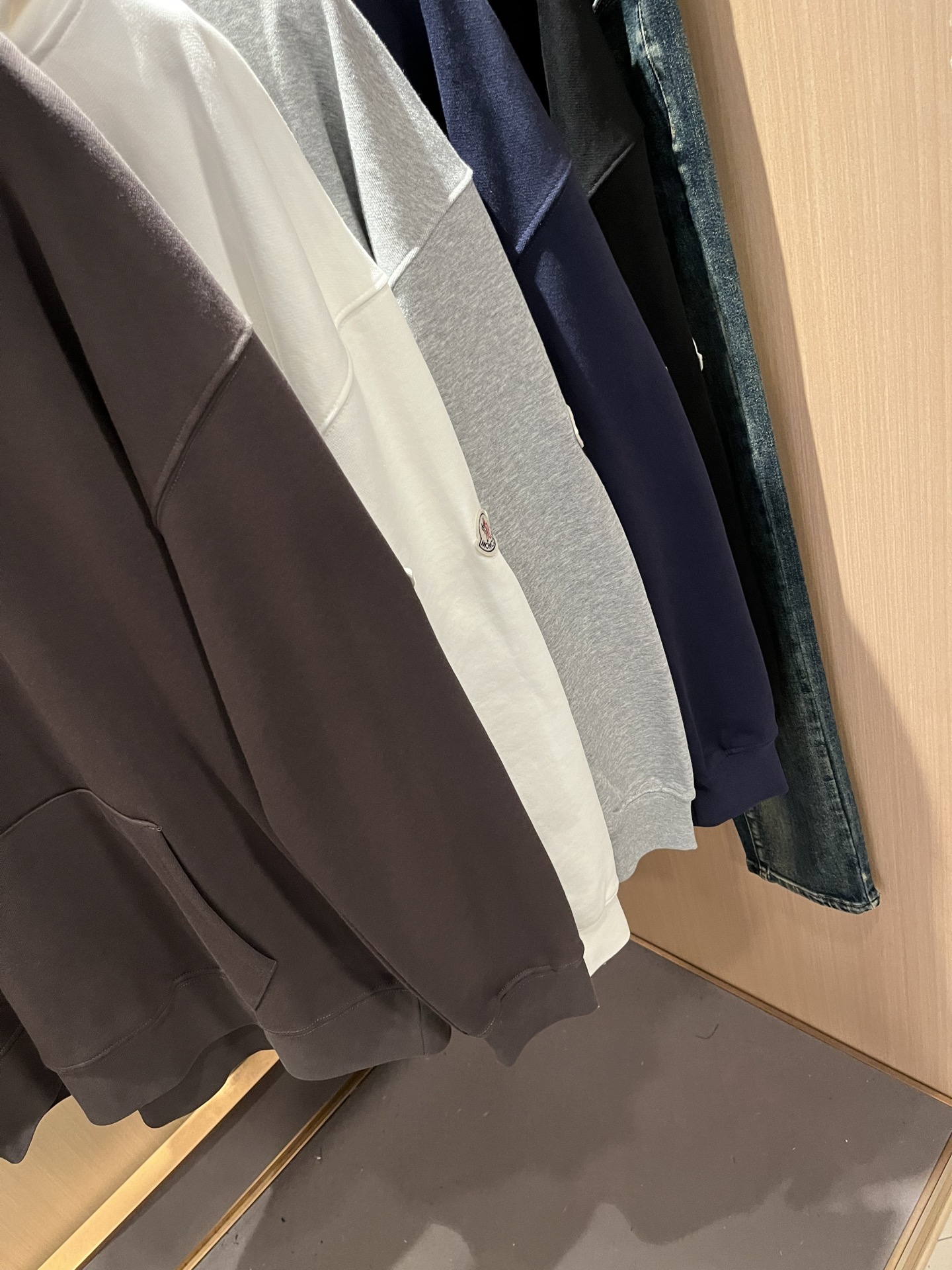 Moncl*r蒙*口2025秋冬男女同款情侣款👫最新的贸易订单长袖连帽卫衣，全品相！！网红款！工艺采用图