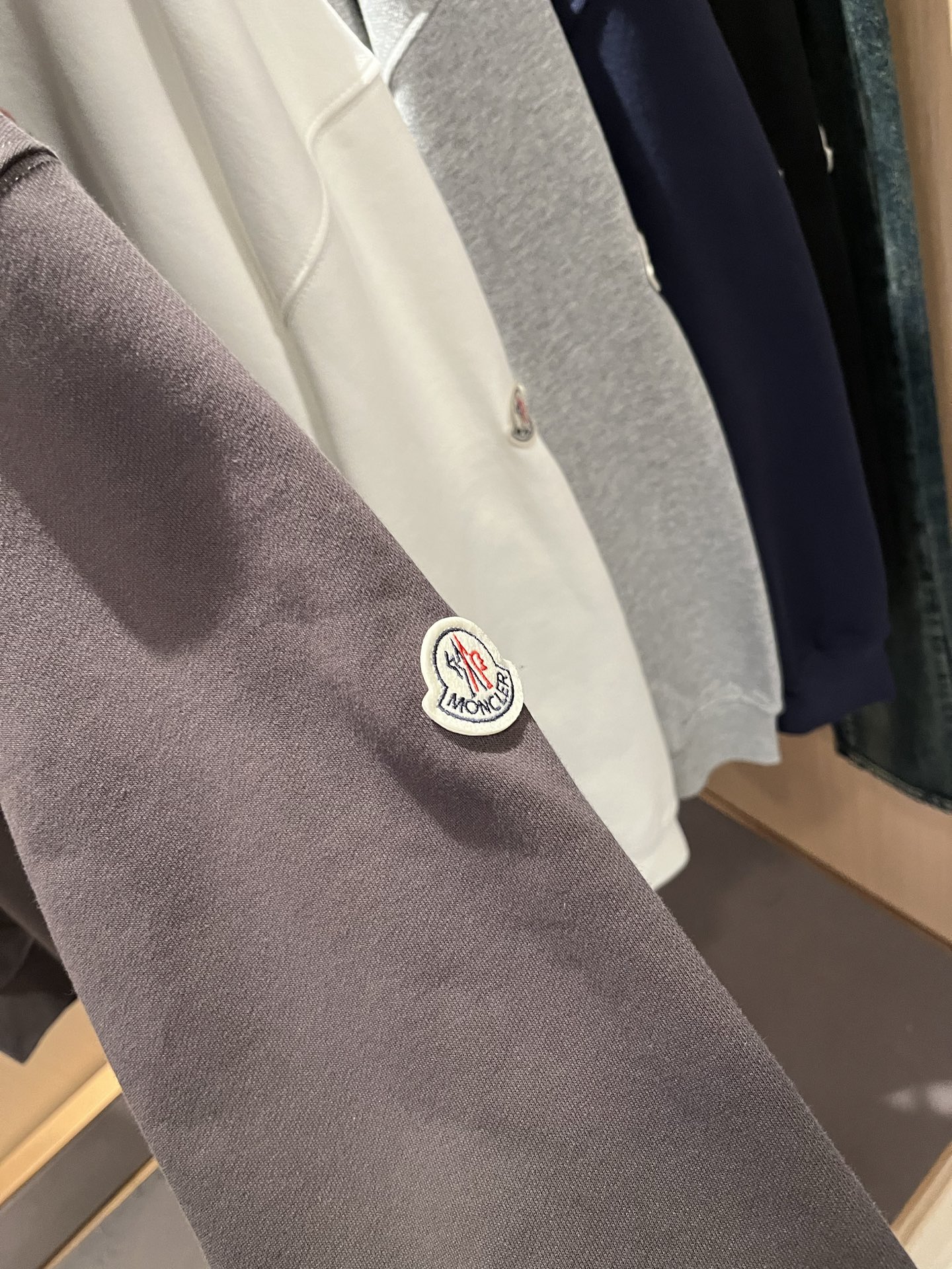 Moncl*r蒙*口2025秋冬男女同款情侣款👫最新的贸易订单长袖连帽卫衣，全品相！！网红款！工艺采用图