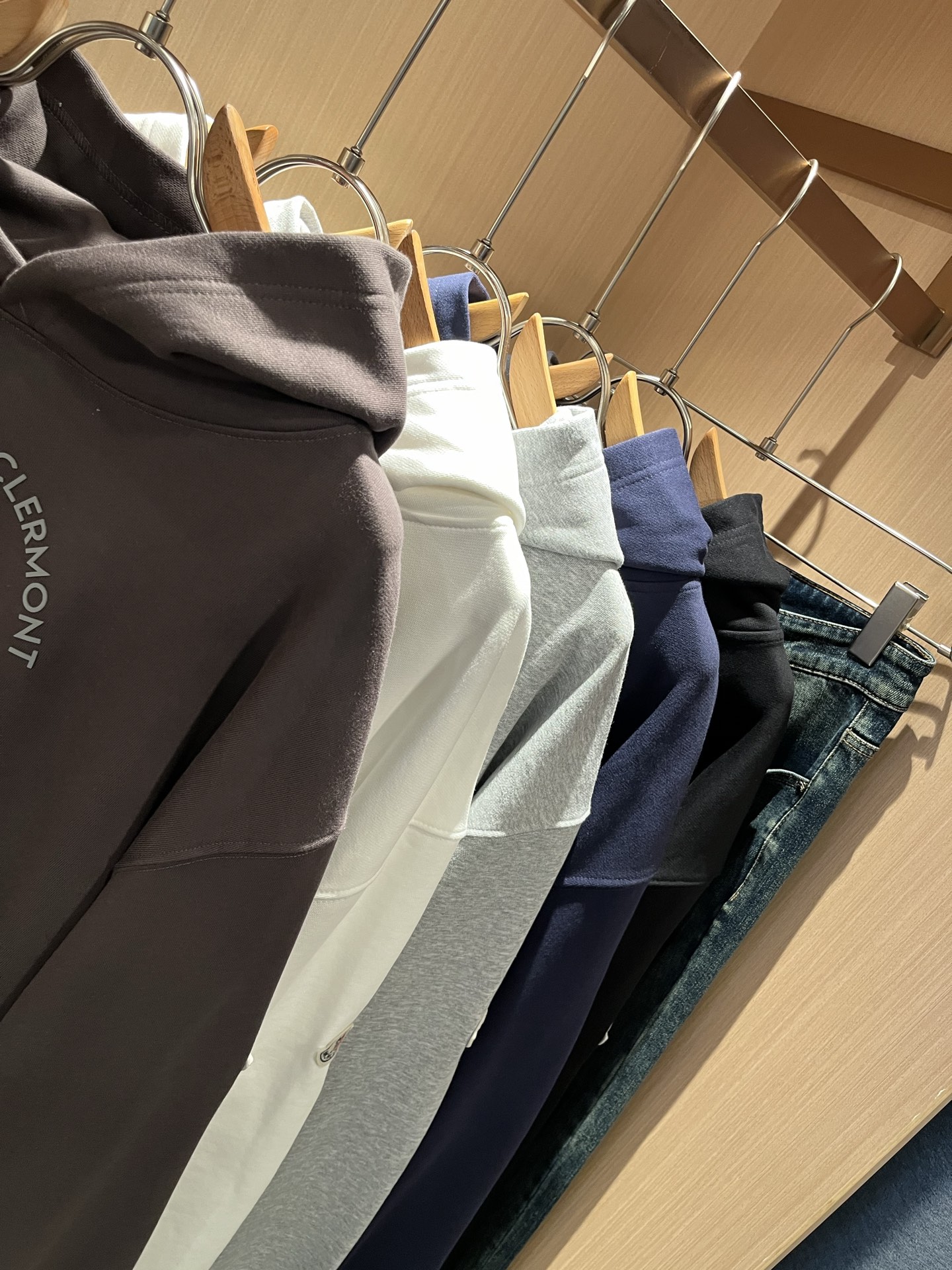 Moncl*r蒙*口2025秋冬男女同款情侣款👫最新的贸易订单长袖连帽卫衣，全品相！！网红款！工艺采用图