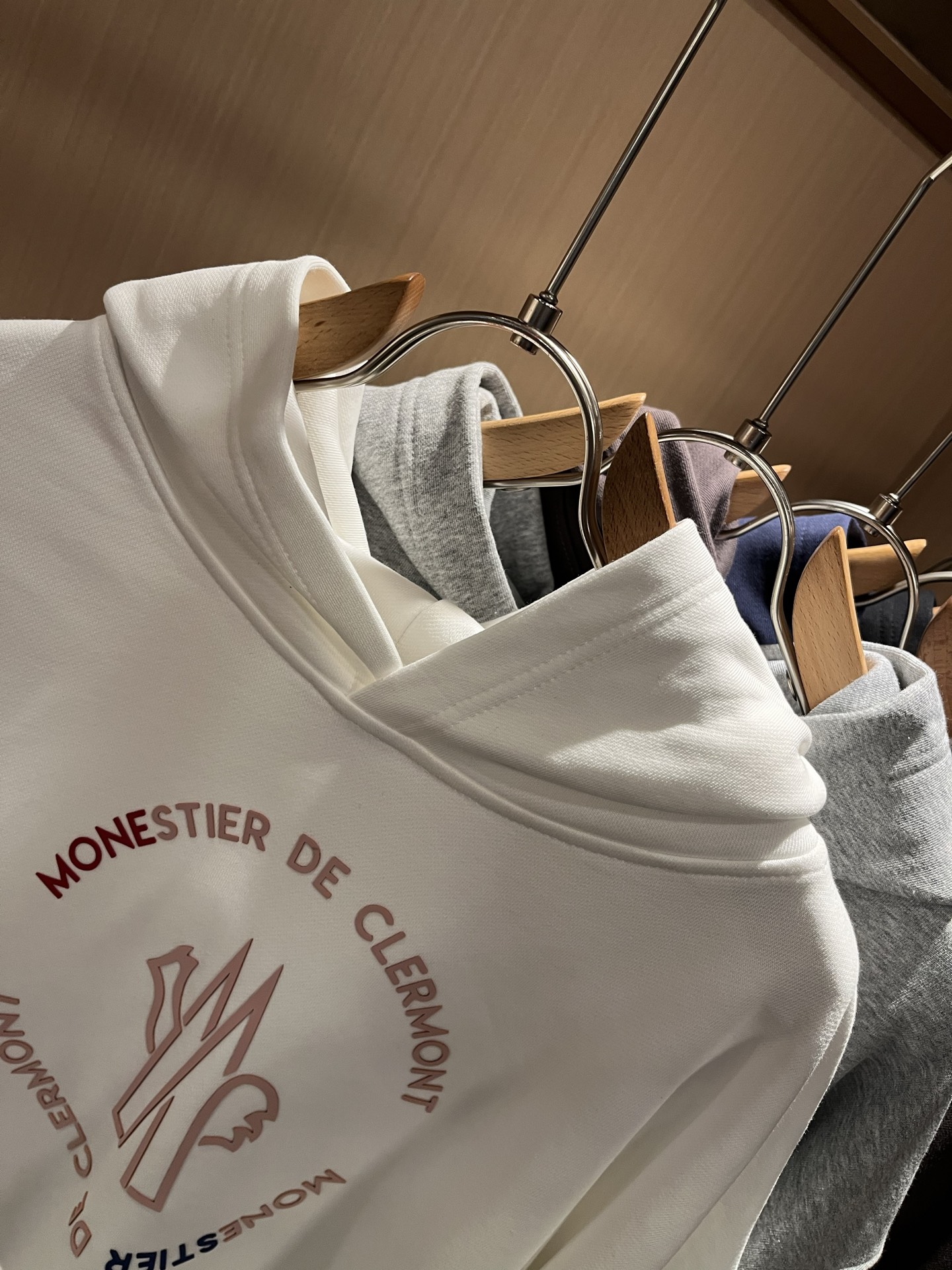 Moncl*r蒙*口2025秋冬男女同款情侣款👫最新的贸易订单长袖连帽卫衣，全品相！！网红款！工艺采用图