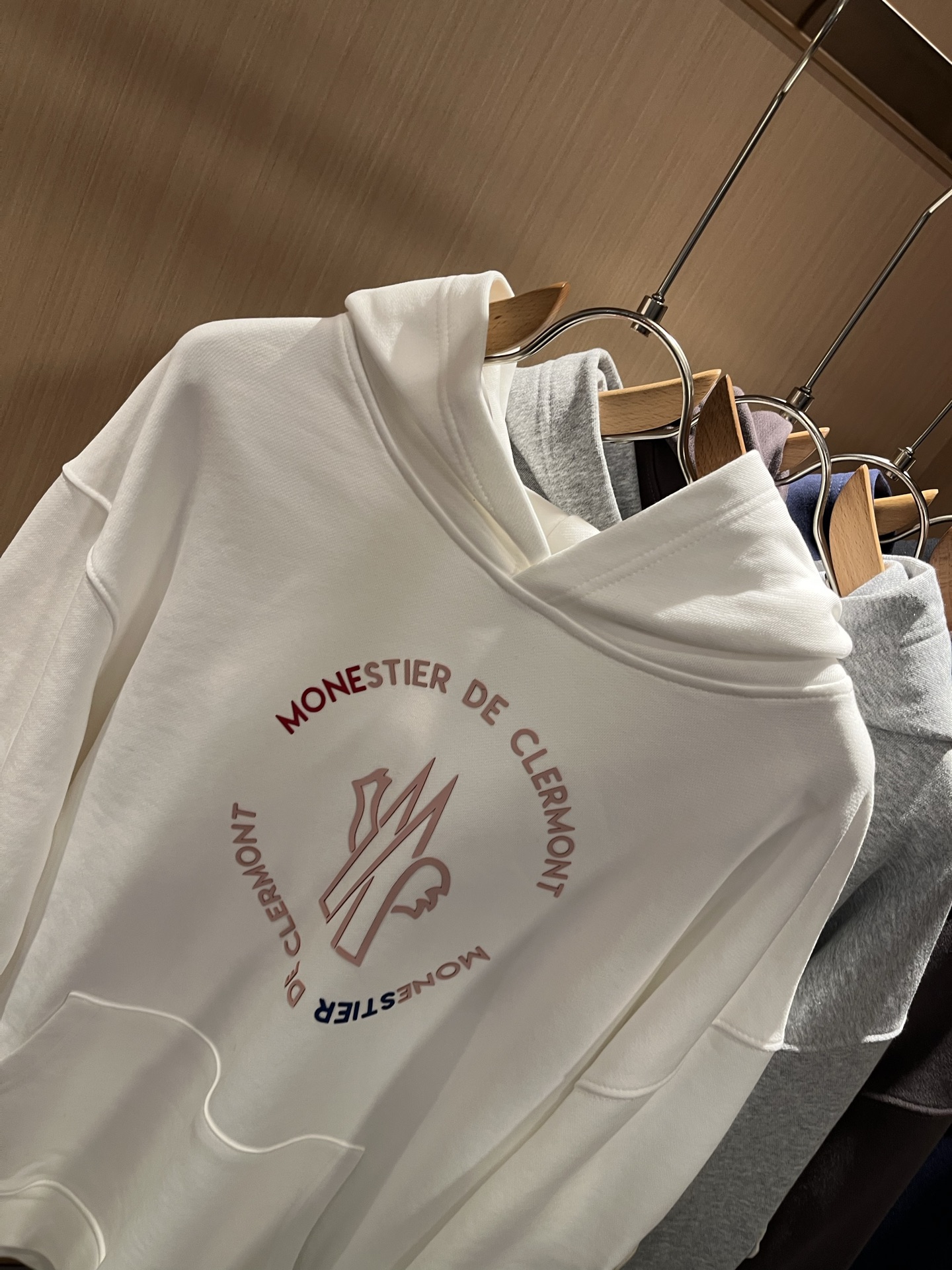 Moncl*r蒙*口2025秋冬男女同款情侣款👫最新的贸易订单长袖连帽卫衣，全品相！！网红款！工艺采用图