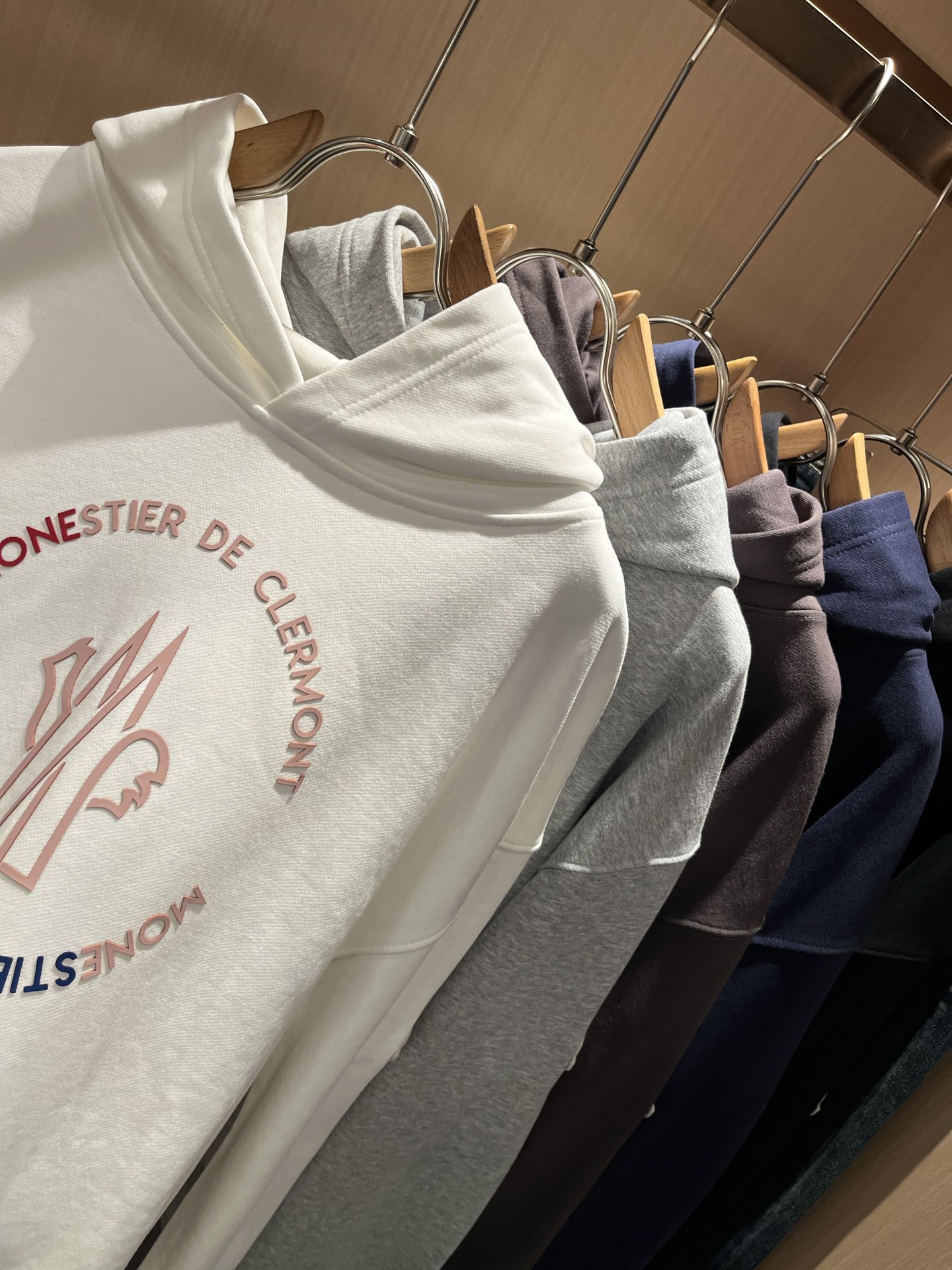 Moncl*r蒙*口2025秋冬男女同款情侣款👫最新的贸易订单长袖连帽卫衣，全品相！！网红款！工艺采用图