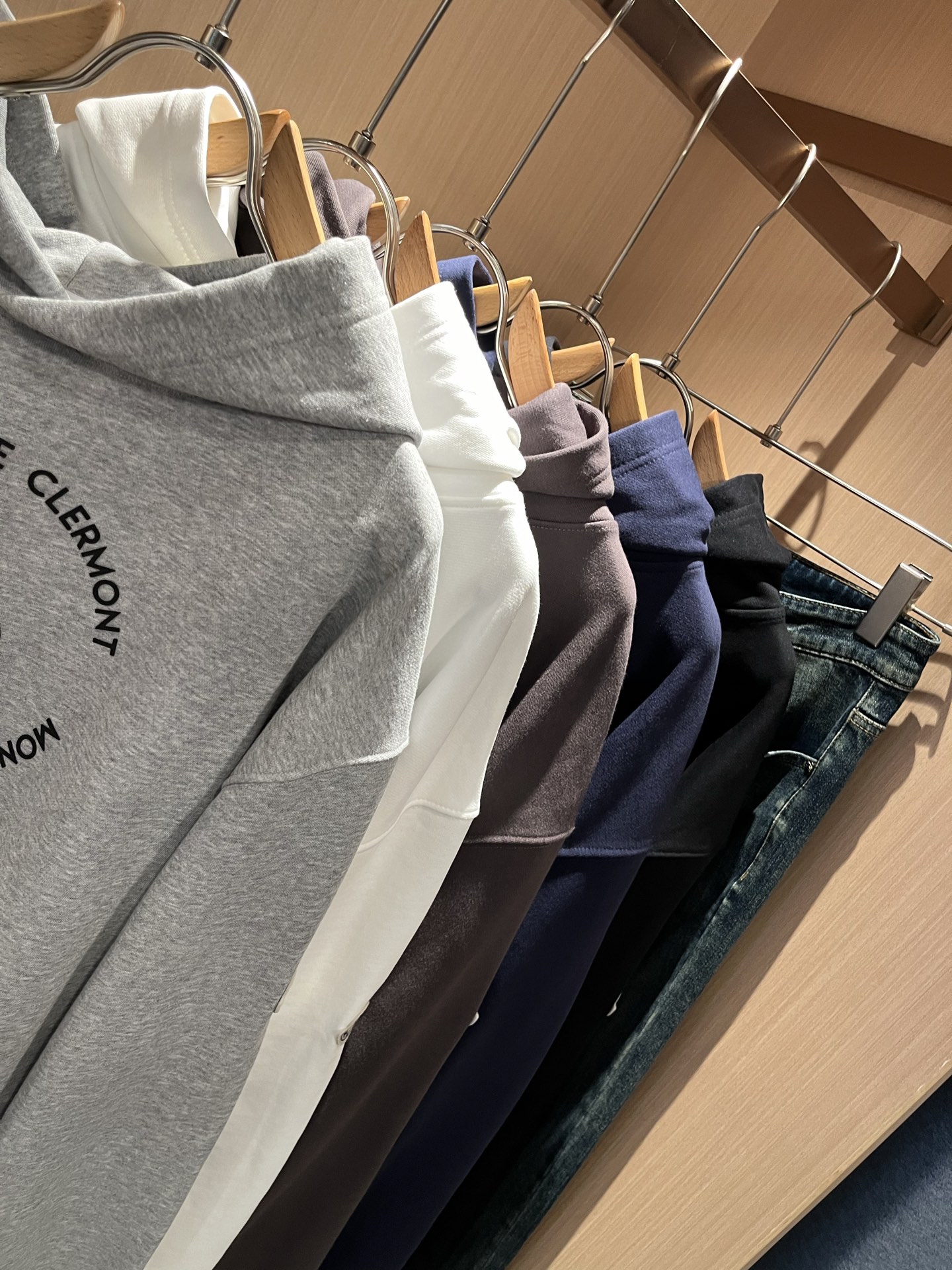 Moncl*r蒙*口2025秋冬男女同款情侣款👫最新的贸易订单长袖连帽卫衣，全品相！！网红款！工艺采用图