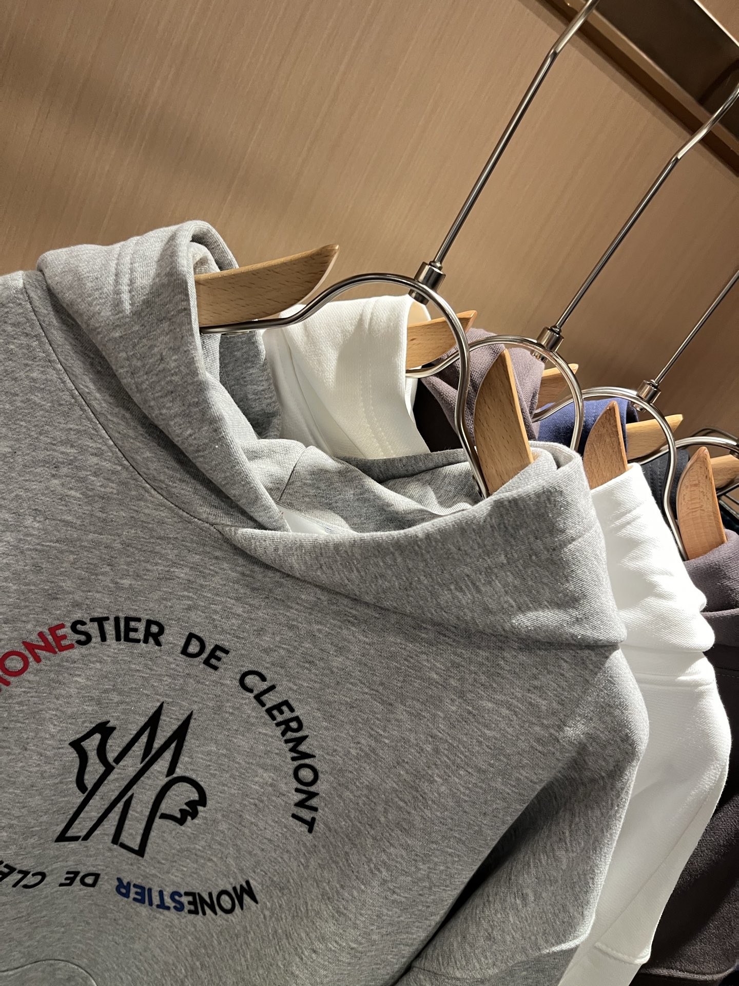 Moncl*r蒙*口2025秋冬男女同款情侣款👫最新的贸易订单长袖连帽卫衣，全品相！！网红款！工艺采用图