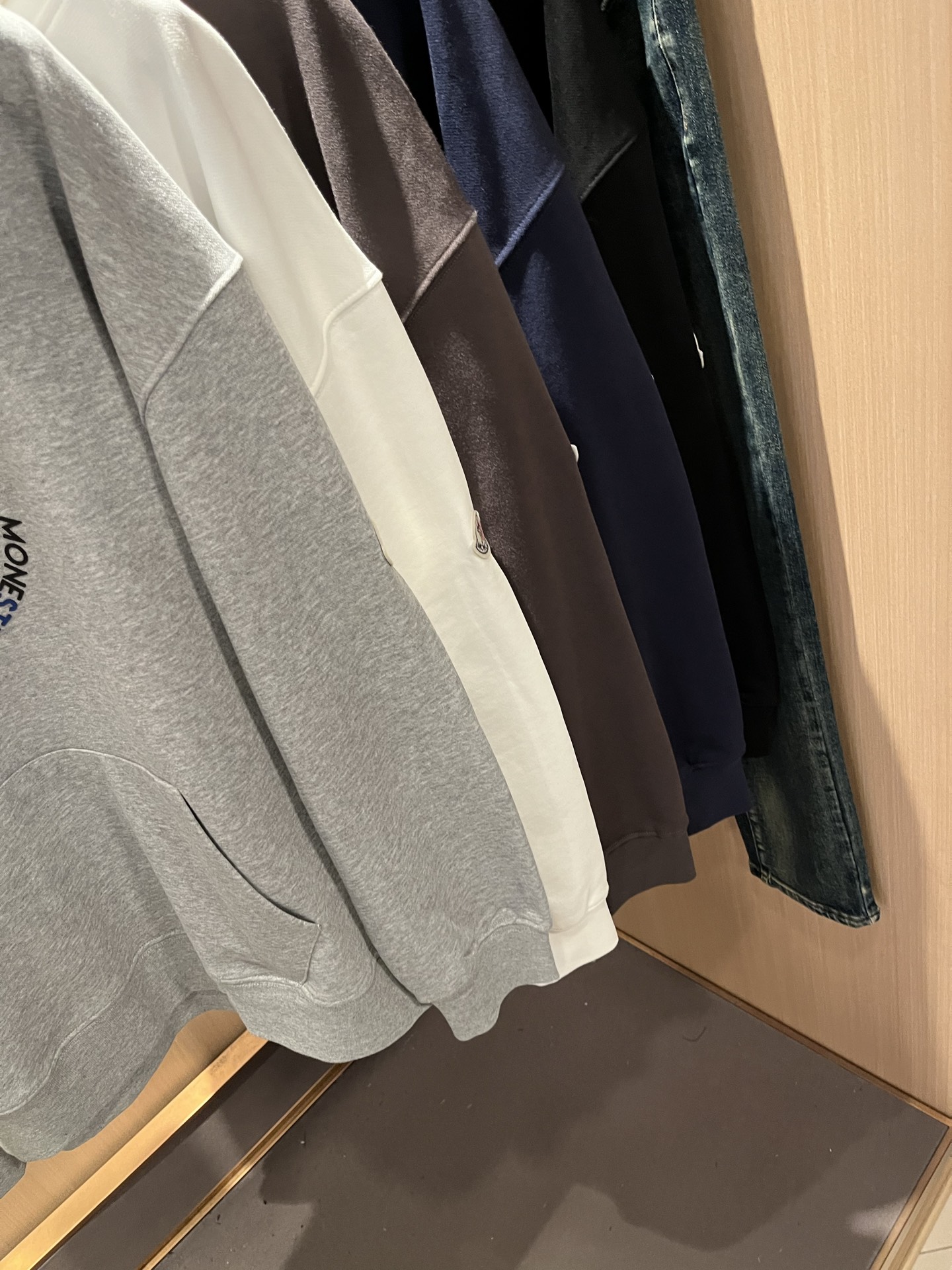 Moncl*r蒙*口2025秋冬男女同款情侣款👫最新的贸易订单长袖连帽卫衣，全品相！！网红款！工艺采用图