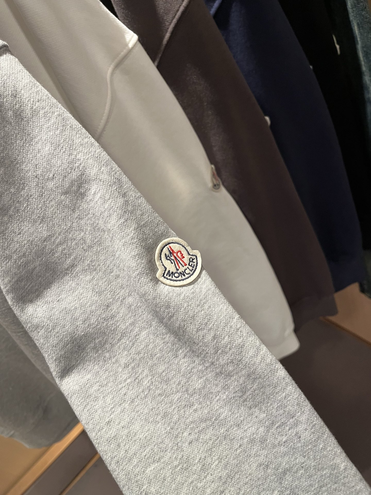 Moncl*r蒙*口2025秋冬男女同款情侣款👫最新的贸易订单长袖连帽卫衣，全品相！！网红款！工艺采用图