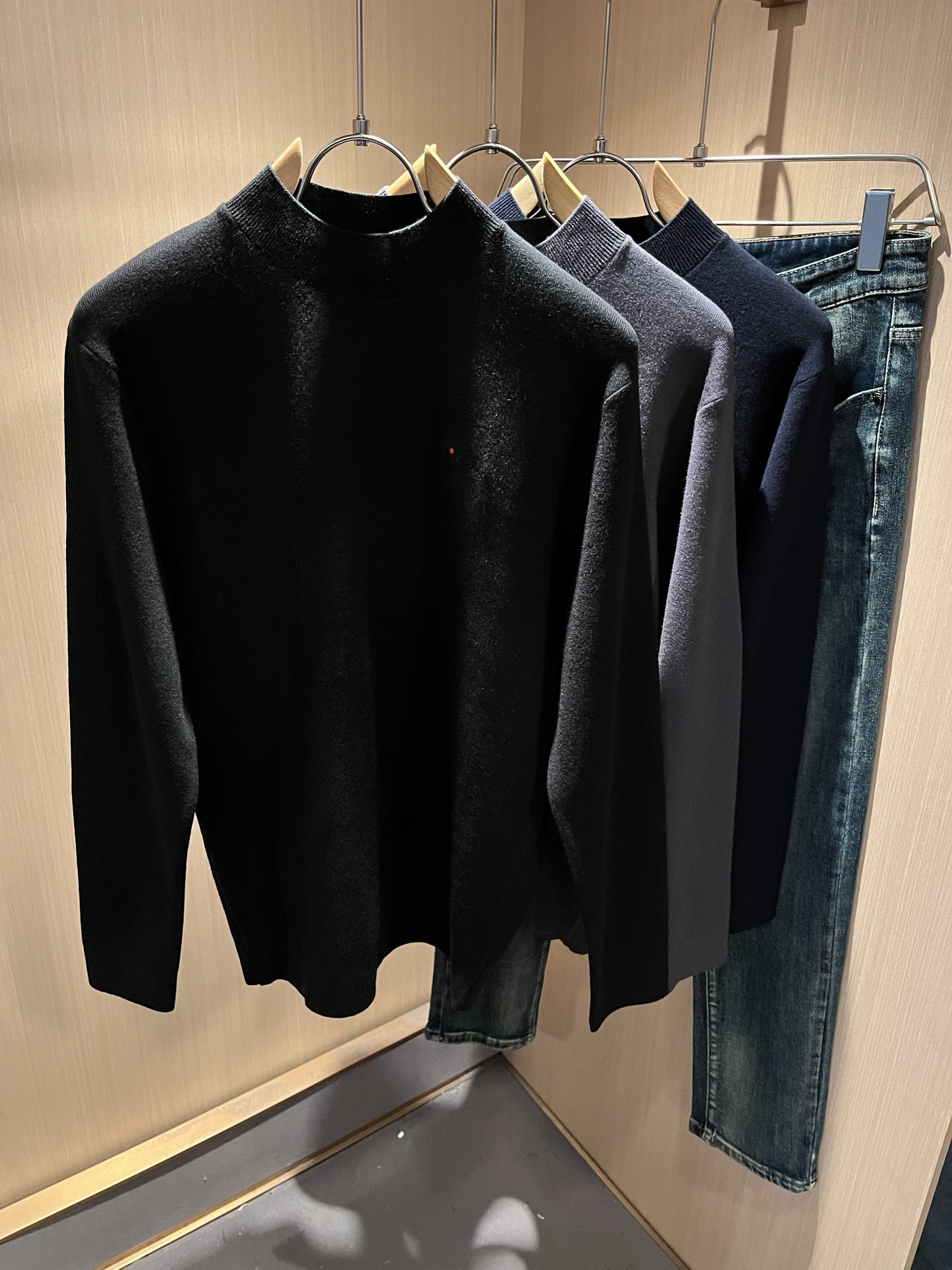 Kiton 2025秋冬新款男士休闲夹克，采用进口优质羊毛衫，简单LOGO标识刺绣设计！代表品牌形象 简