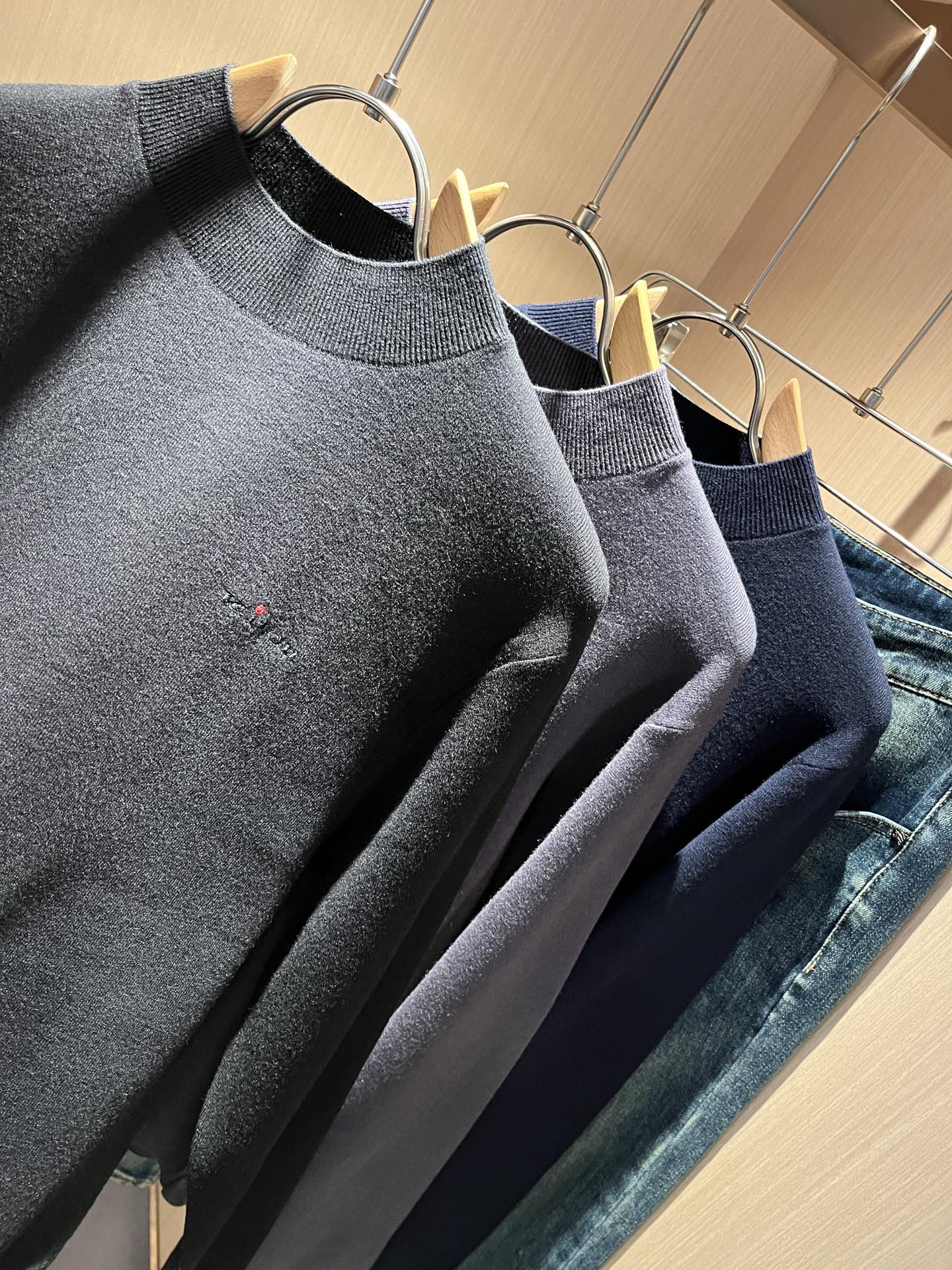 Kiton 2025秋冬新款男士休闲夹克，采用进口优质羊毛衫，简单LOGO标识刺绣设计！代表品牌形象 简