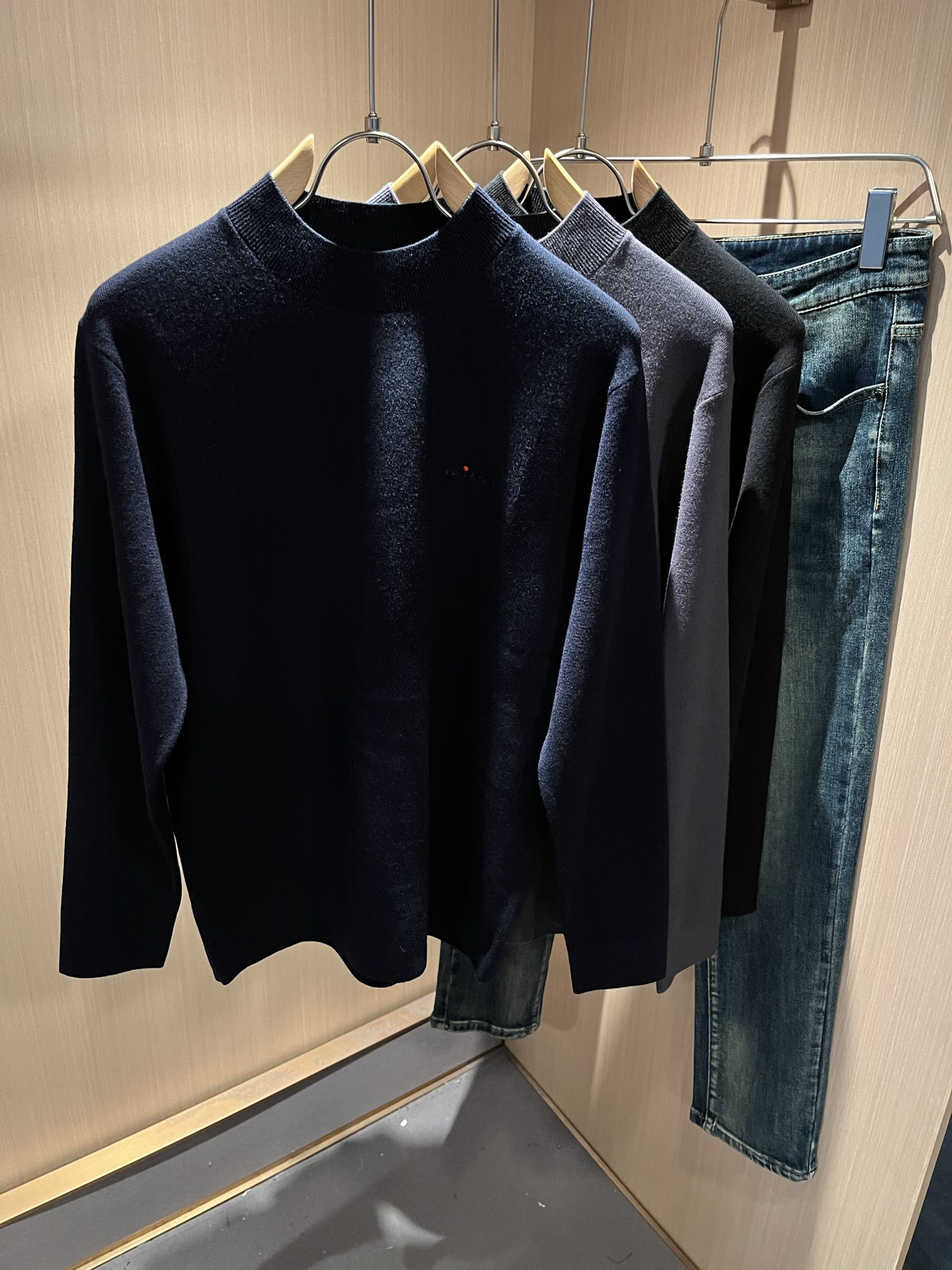 Kiton 2025秋冬新款男士休闲夹克，采用进口优质羊毛衫，简单LOGO标识刺绣设计！代表品牌形象 简