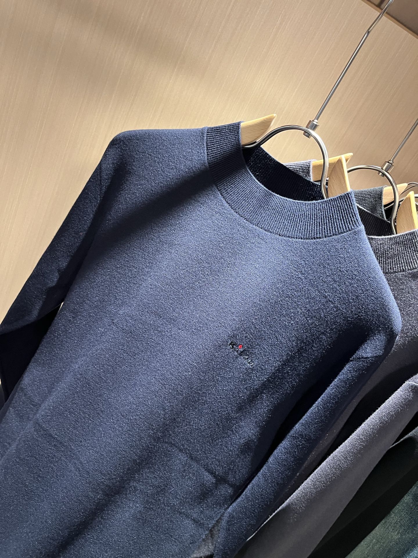 Kiton 2025秋冬新款男士休闲夹克，采用进口优质羊毛衫，简单LOGO标识刺绣设计！代表品牌形象 简