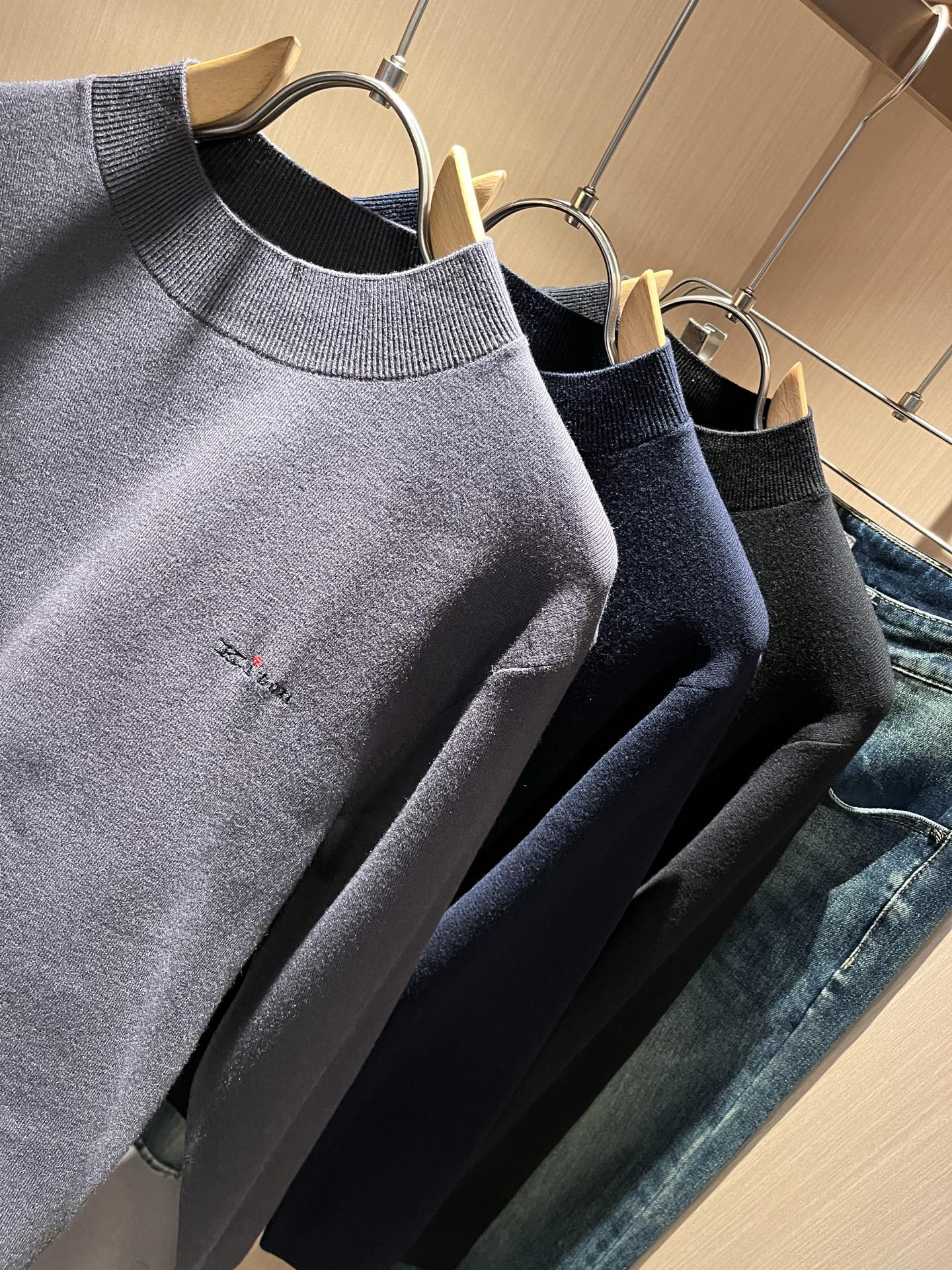 Kiton 2025秋冬新款男士休闲夹克，采用进口优质羊毛衫，简单LOGO标识刺绣设计！代表品牌形象 简