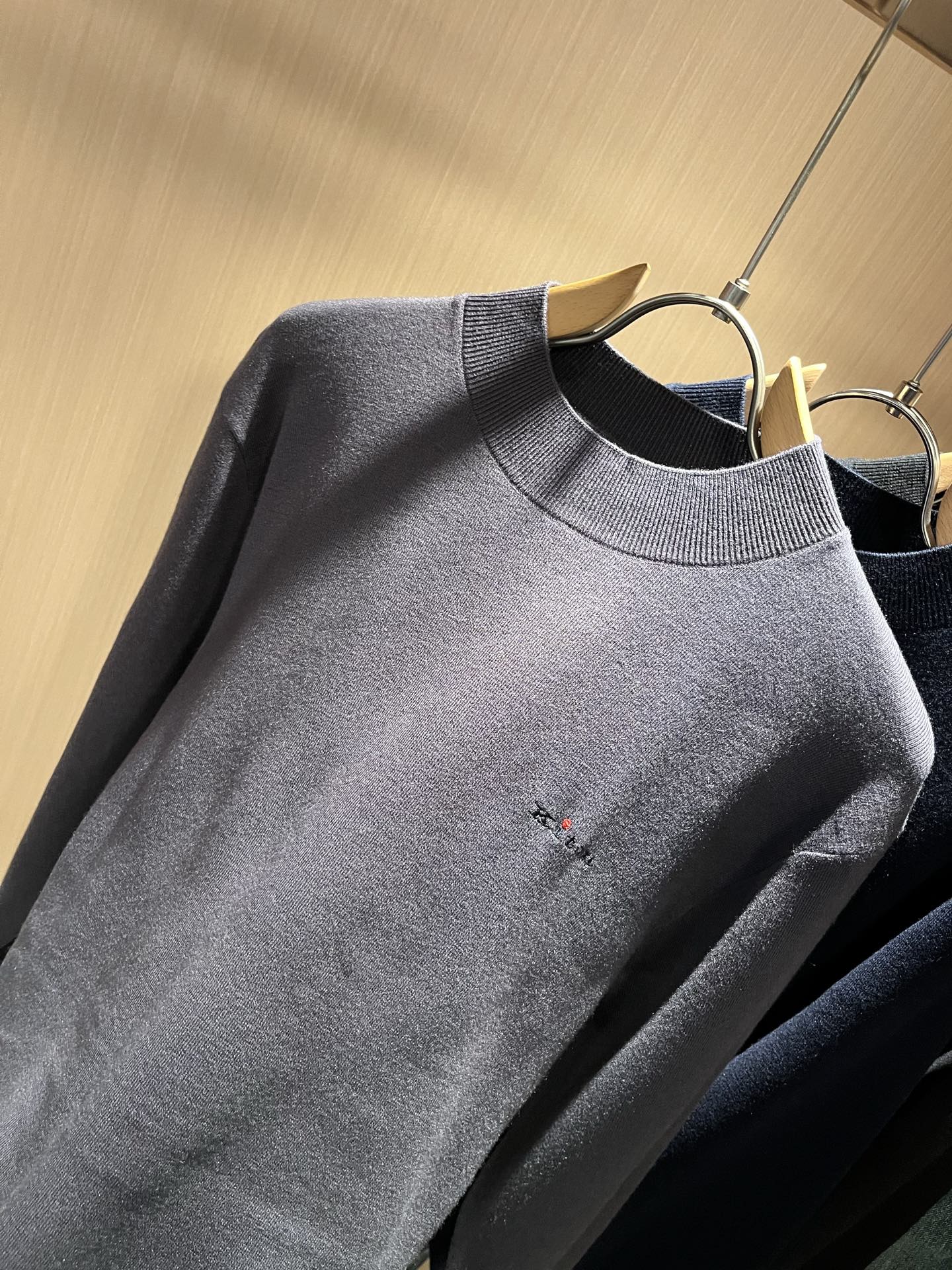 Kiton 2025秋冬新款男士休闲夹克，采用进口优质羊毛衫，简单LOGO标识刺绣设计！代表品牌形象 简