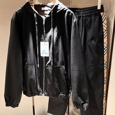 Bur*erry 巴*莉 2025秋冬新款男士休闲套装,品牌最新设计元素!既不单调也不复杂,好处的展现品 Bur*erry 巴*莉 2025秋冬新款男士休闲套装,品牌最新设计元素!既不单调也不复杂,好处的展现品