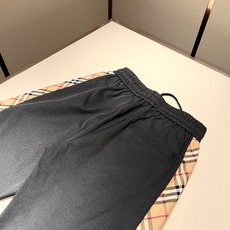 Bur*erry 巴*莉 2025秋冬新款男士休闲套装,品牌最新设计元素!既不单调也不复杂,好处的展现品 Bur*erry 巴*莉 2025秋冬新款男士休闲套装,品牌最新设计元素!既不单调也不复杂,好处的展现品