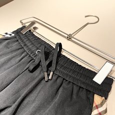 Bur*erry 巴*莉 2025秋冬新款男士休闲套装,品牌最新设计元素!既不单调也不复杂,好处的展现品 Bur*erry 巴*莉 2025秋冬新款男士休闲套装,品牌最新设计元素!既不单调也不复杂,好处的展现品