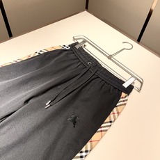 Bur*erry 巴*莉 2025秋冬新款男士休闲套装,品牌最新设计元素!既不单调也不复杂,好处的展现品 Bur*erry 巴*莉 2025秋冬新款男士休闲套装,品牌最新设计元素!既不单调也不复杂,好处的展现品