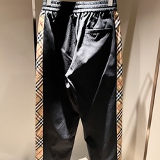 Bur*erry 巴*莉 2025秋冬新款男士休闲套装,品牌最新设计元素!既不单调也不复杂,好处的展现品 Bur*erry 巴*莉 2025秋冬新款男士休闲套装,品牌最新设计元素!既不单调也不复杂,好处的展现品