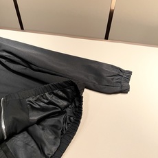 Bur*erry 巴*莉 2025秋冬新款男士休闲套装,品牌最新设计元素!既不单调也不复杂,好处的展现品 Bur*erry 巴*莉 2025秋冬新款男士休闲套装,品牌最新设计元素!既不单调也不复杂,好处的展现品