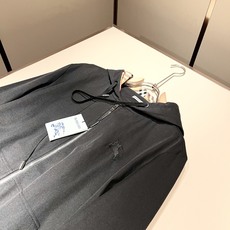 Bur*erry 巴*莉 2025秋冬新款男士休闲套装,品牌最新设计元素!既不单调也不复杂,好处的展现品 Bur*erry 巴*莉 2025秋冬新款男士休闲套装,品牌最新设计元素!既不单调也不复杂,好处的展现品