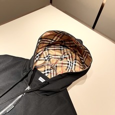 Bur*erry 巴*莉 2025秋冬新款男士休闲套装,品牌最新设计元素!既不单调也不复杂,好处的展现品 Bur*erry 巴*莉 2025秋冬新款男士休闲套装,品牌最新设计元素!既不单调也不复杂,好处的展现品