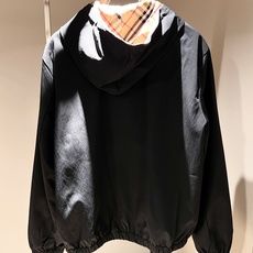 Bur*erry 巴*莉 2025秋冬新款男士休闲套装,品牌最新设计元素!既不单调也不复杂,好处的展现品 Bur*erry 巴*莉 2025秋冬新款男士休闲套装,品牌最新设计元素!既不单调也不复杂,好处的展现品