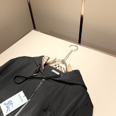 Bur*erry 巴*莉 2025秋冬新款男士休闲套装,品牌最新设计元素!既不单调也不复杂,好处的展现品 Bur*erry 巴*莉 2025秋冬新款男士休闲套装,品牌最新设计元素!既不单调也不复杂,好处的展现品