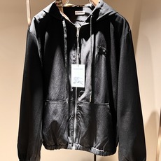 Bur*erry 巴*莉 2025秋冬新款男士休闲套装,品牌最新设计元素!既不单调也不复杂,好处的展现品 Bur*erry 巴*莉 2025秋冬新款男士休闲套装,品牌最新设计元素!既不单调也不复杂,好处的展现品
